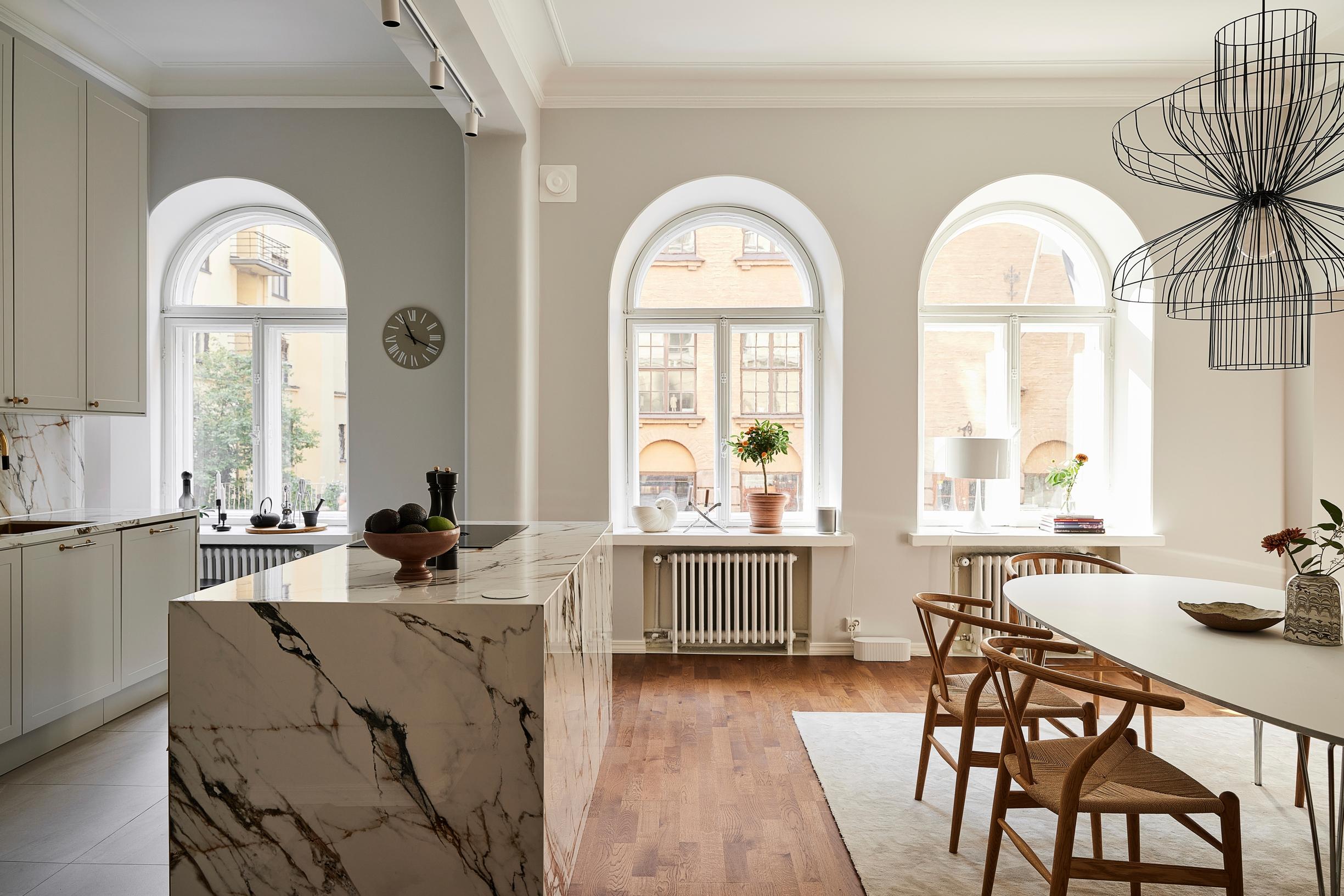 Arched windows in a spacious open-plan kitchen