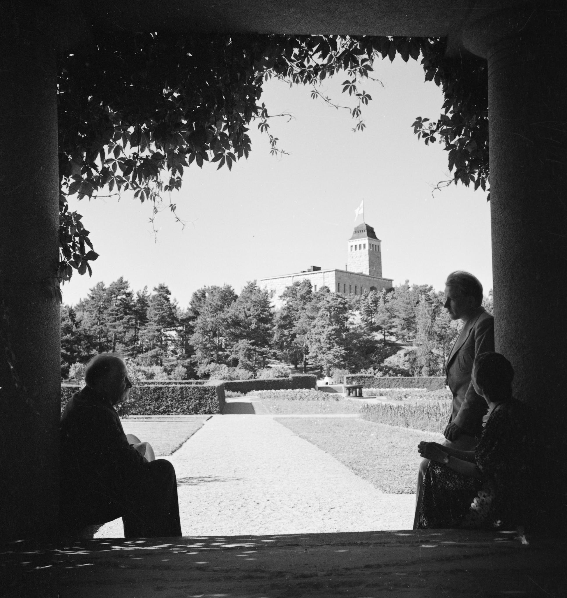 President Kyösti Kallio with his son Veikko and daughter Vieno in the Kultaranta gardens