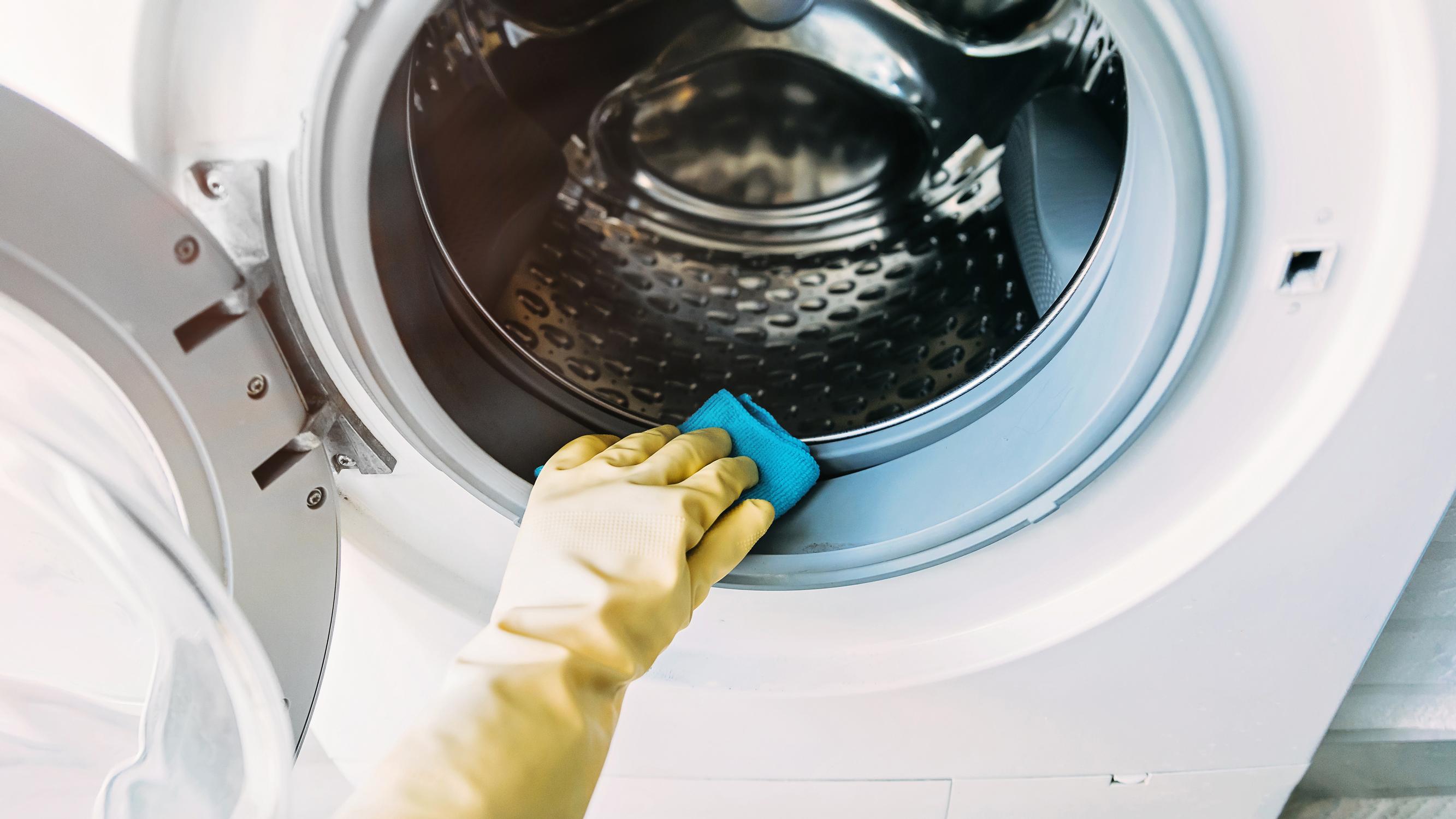 Smelly washing machine? Here’s how to fix it!