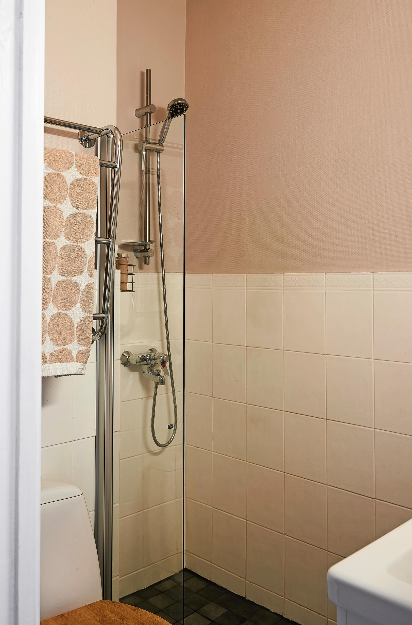 A bathroom painted light pink