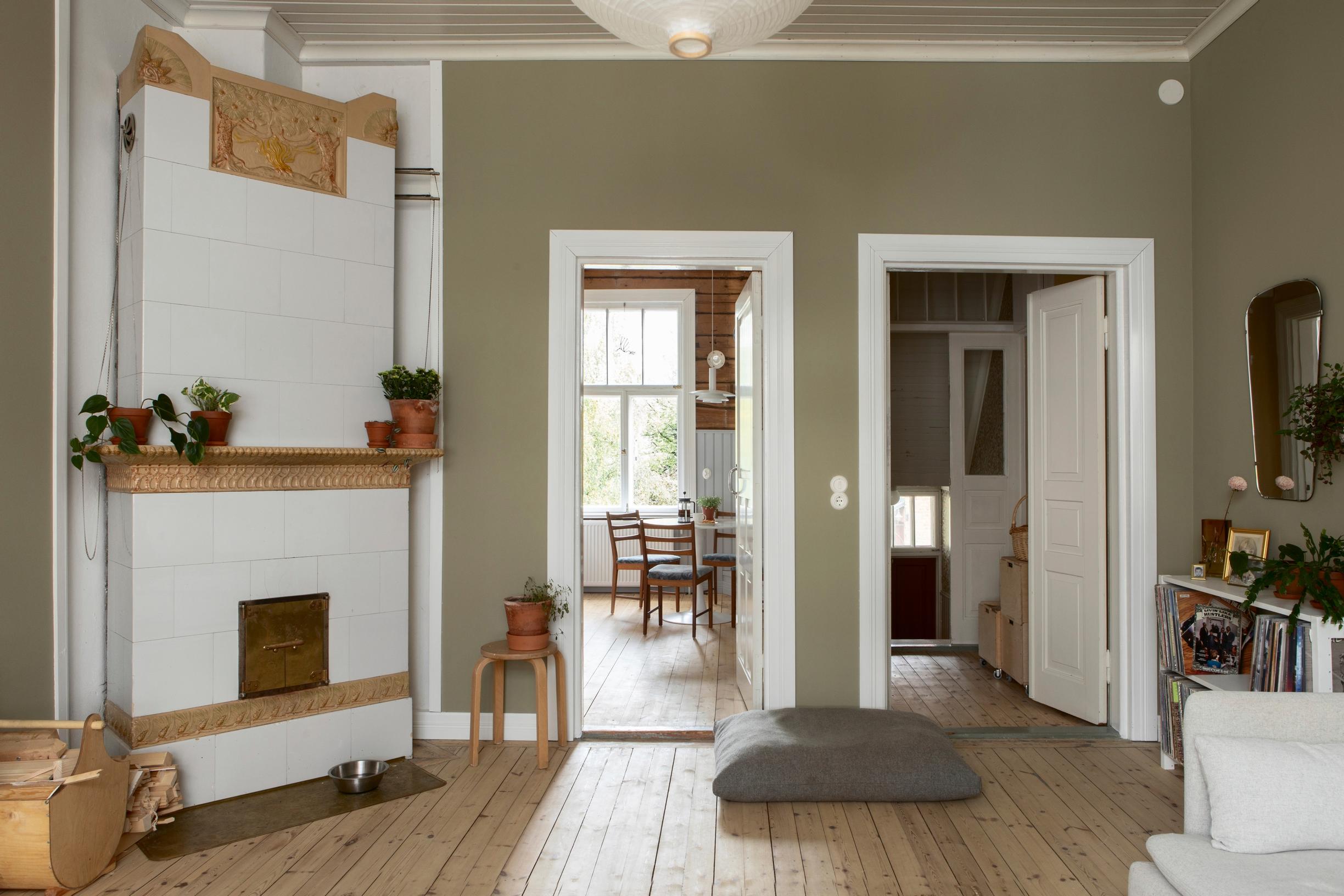 The striking Turun Kaakelitehdas tiled stove in the living room.