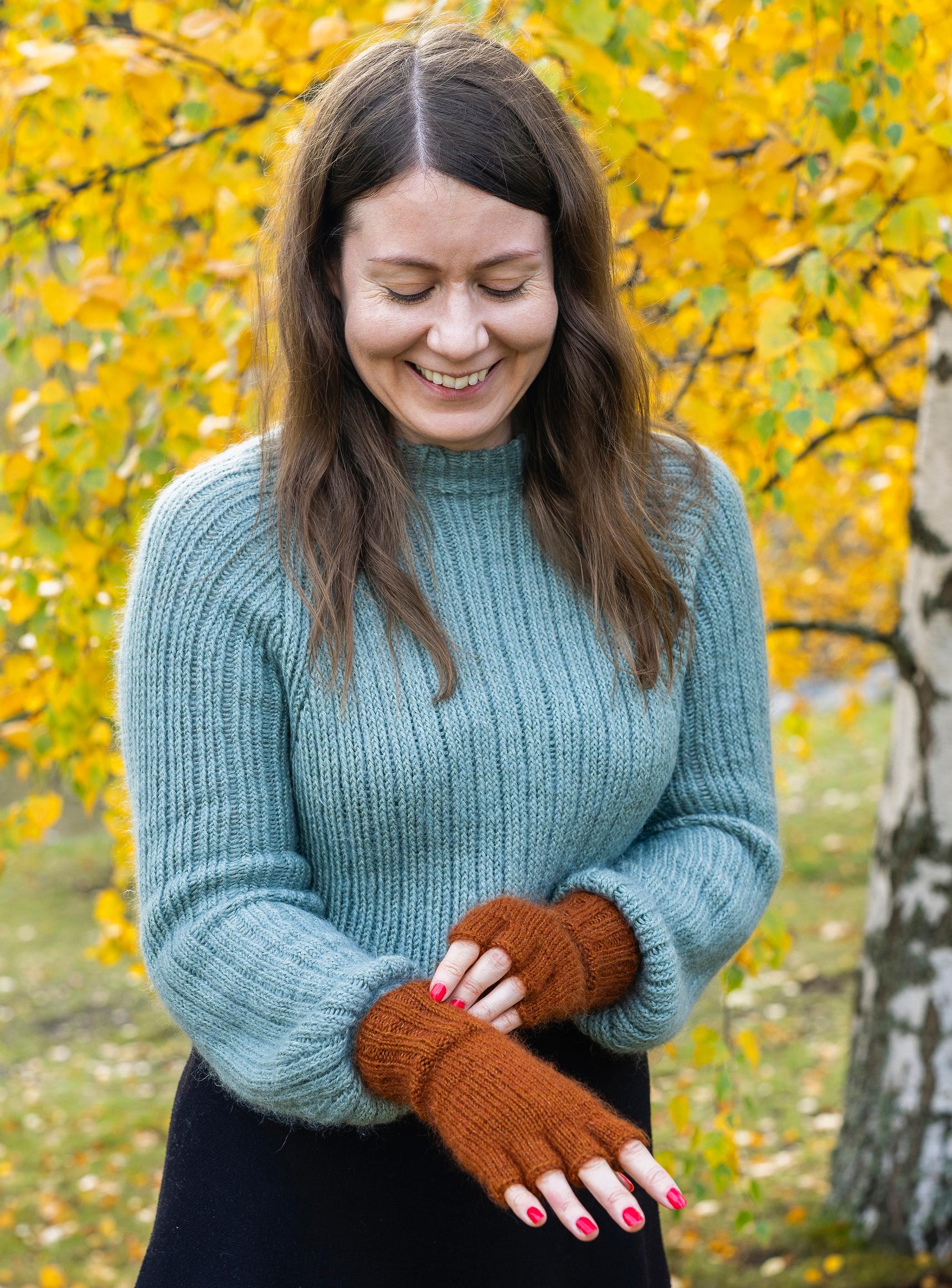 Women’s fingerless gloves on a model