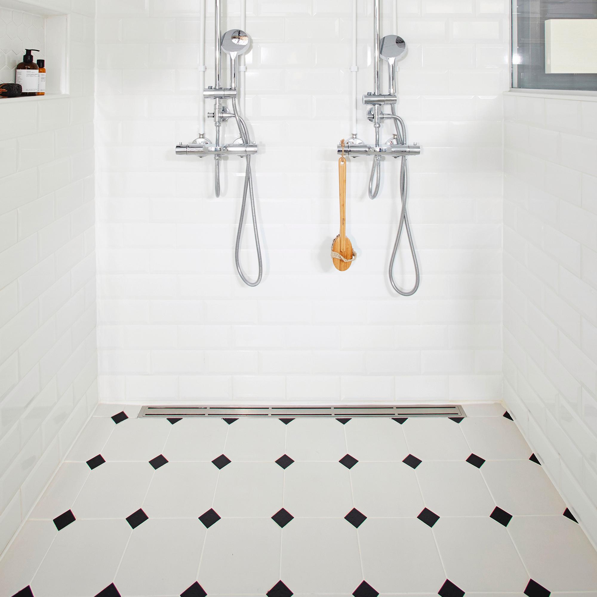 Cleaning tiles—expert tips to easily remove stubborn stains!
