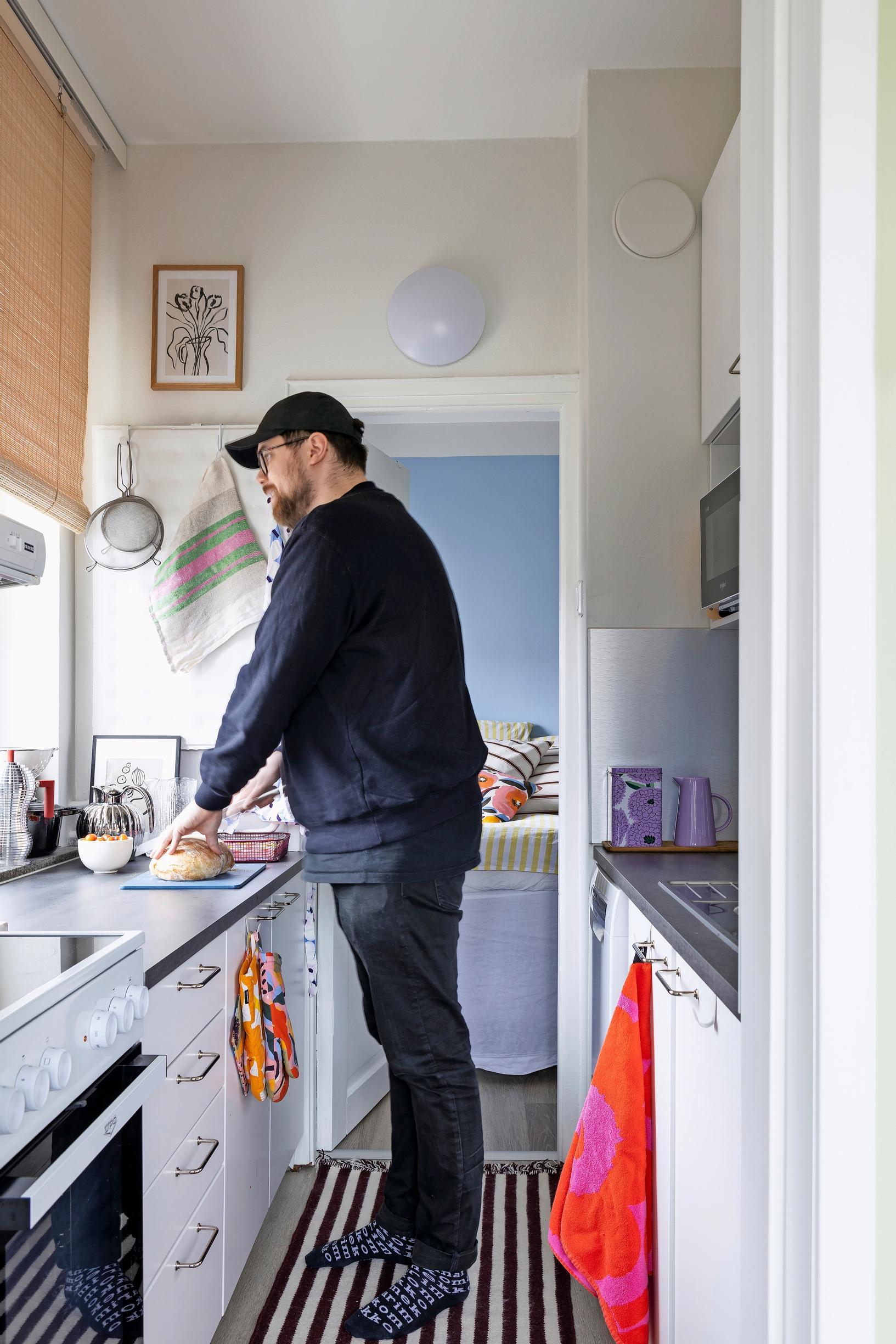 Elias Räikkönen cooking in his kitchen