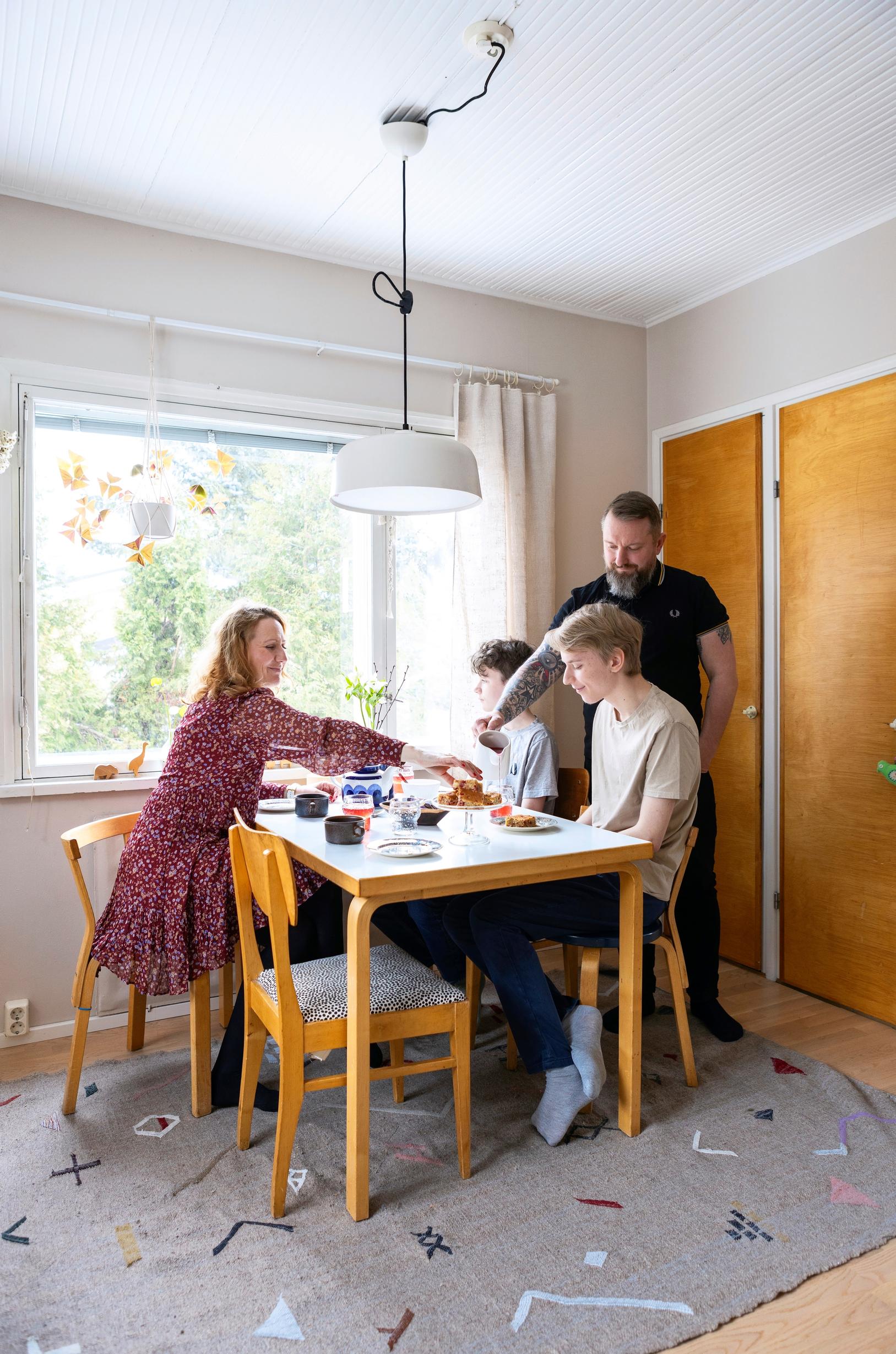 Cyrila Cibulka’s family around the table