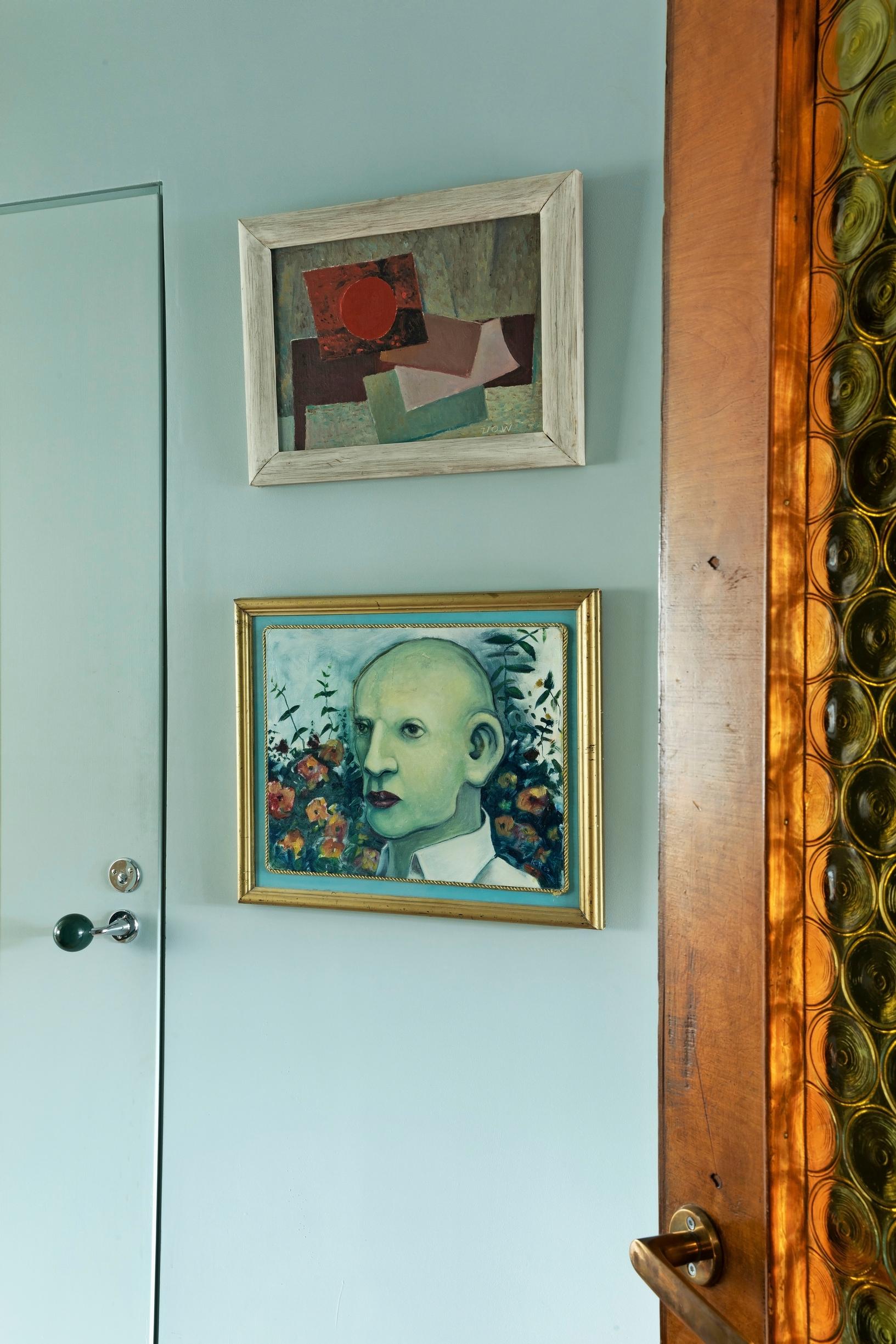 Timo Sarpaneva’s Pallo handle on the bathroom door and an interior door from a demolished house