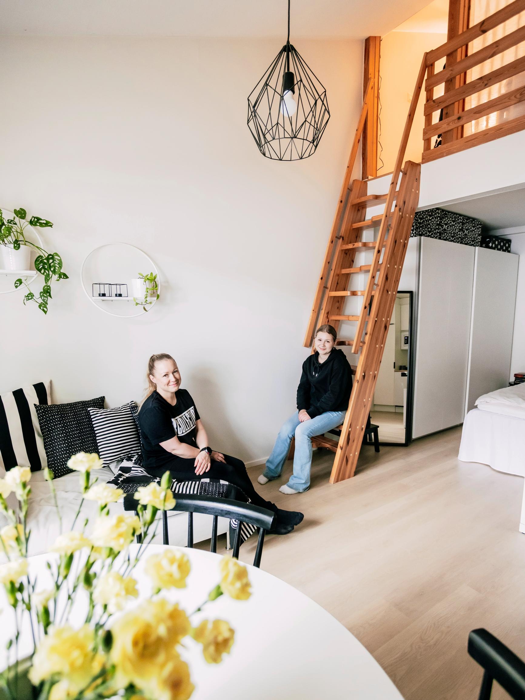 Mom and teen share a studio: “A big single-family house wasn’t right for me”