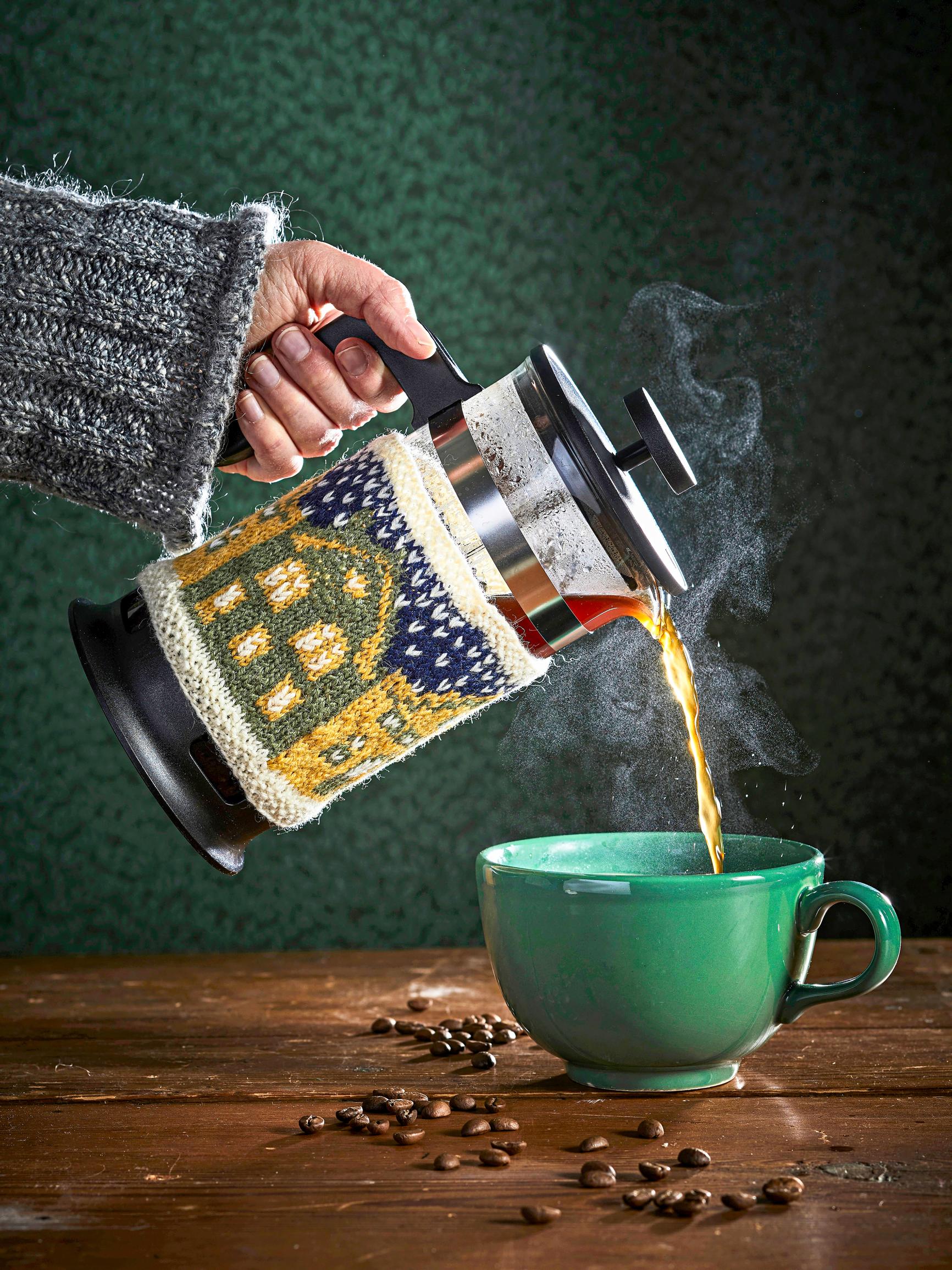 French press cozy: knit a beautiful winter colorwork pattern from leftover yarn