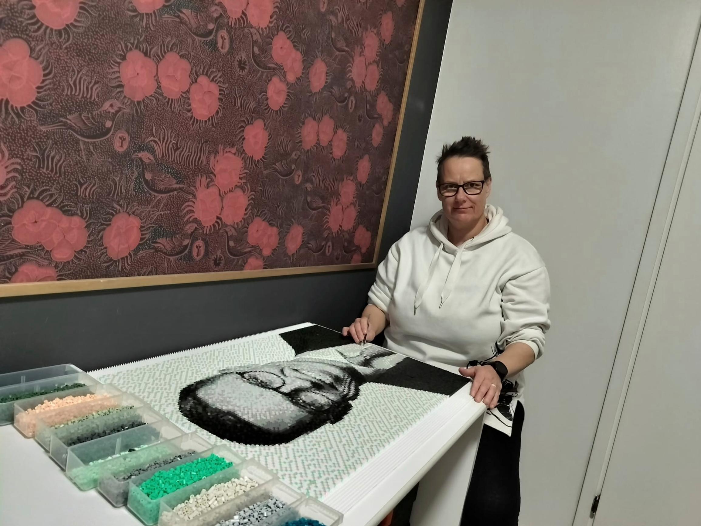 Kati working on a portrait of Alexander Stubb.