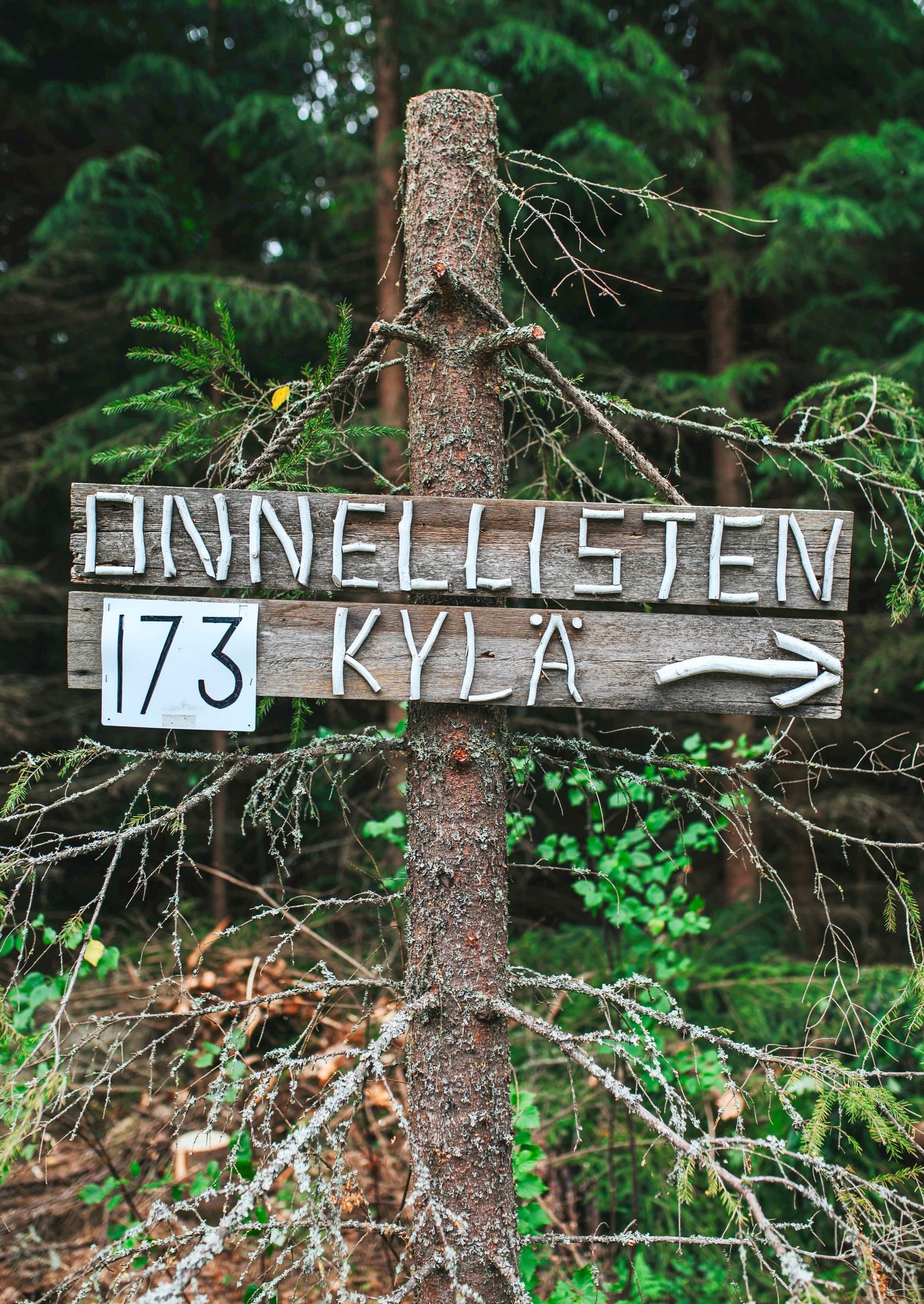 “Onnellisten kylä” sign