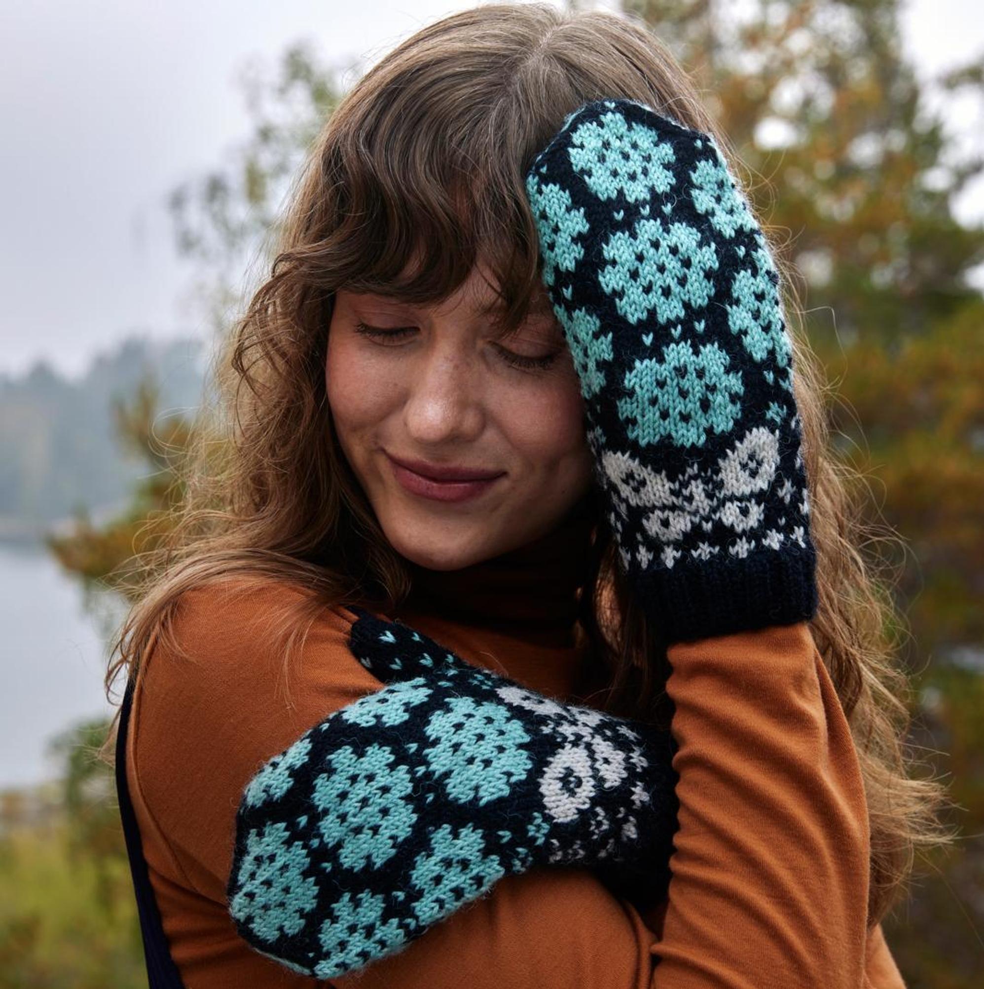 Butterfly mittens—delicate colorwork with a traditional touch