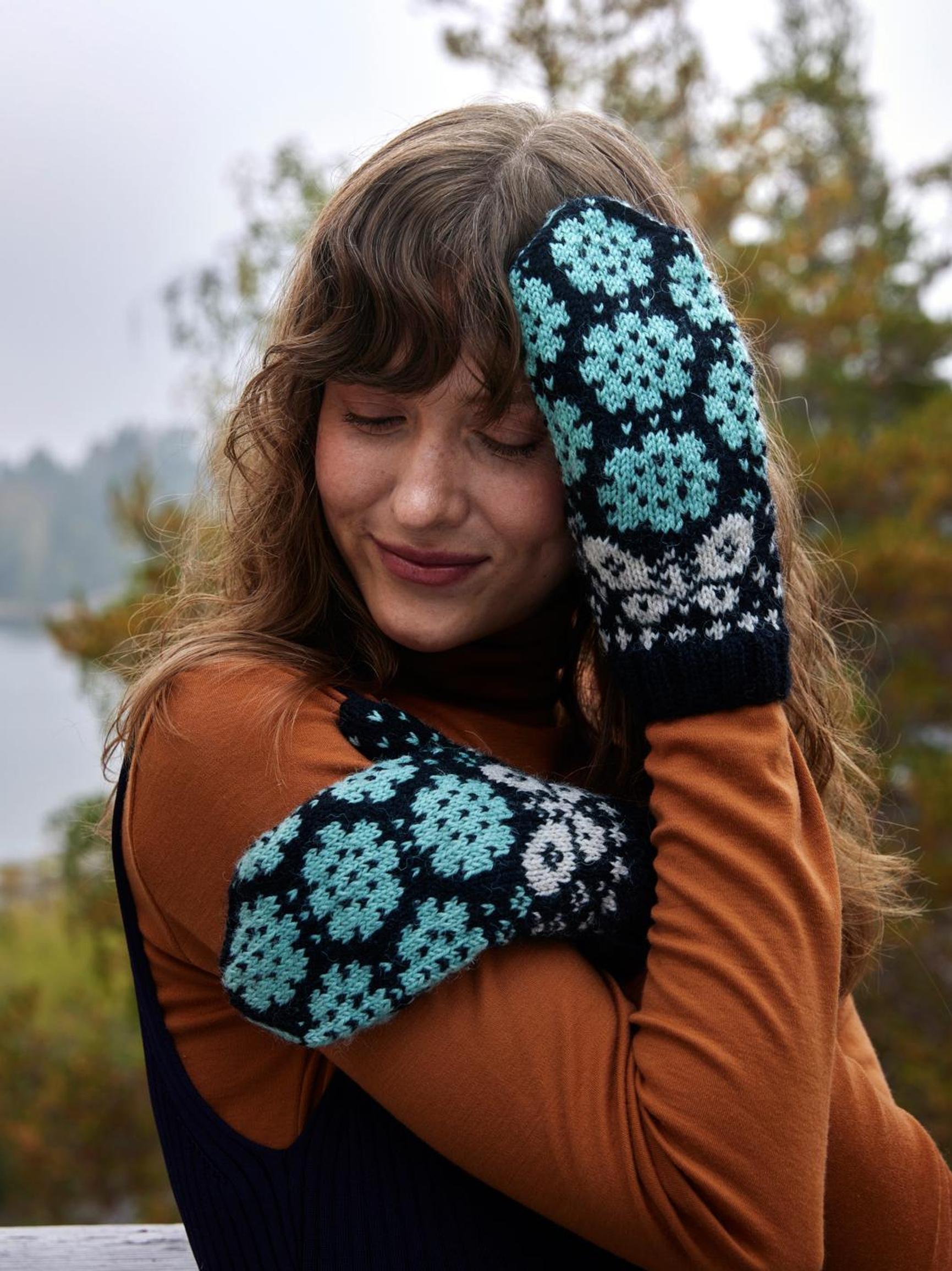 Butterfly mittens—delicate colorwork with a traditional touch