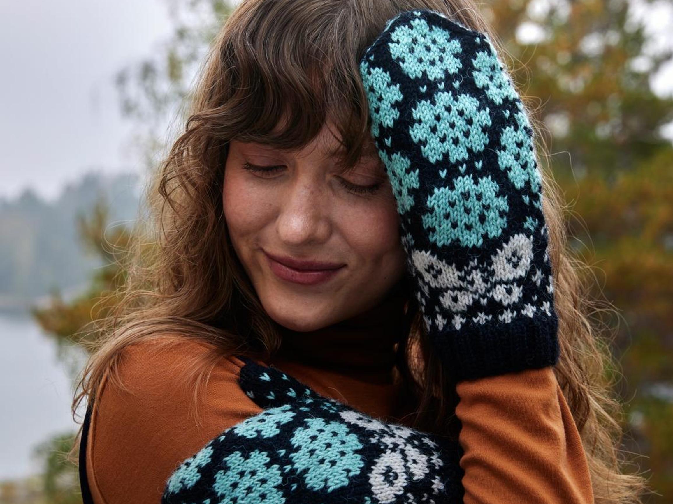 Butterfly mittens—delicate colorwork with a traditional touch