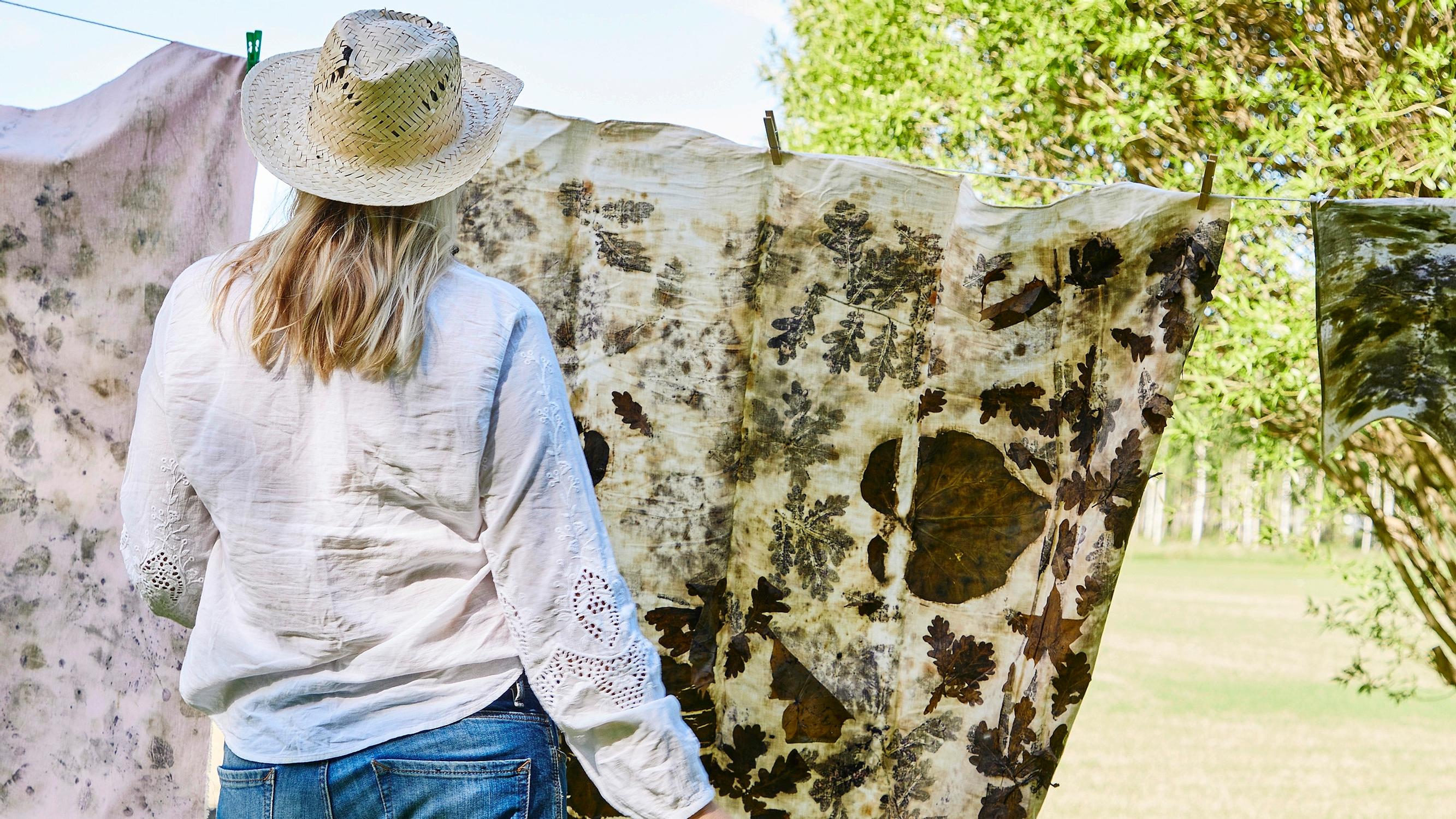 Eco-printing with plants—here’s how to decorate a bag, apron, and tablecloth with beautiful natural colors