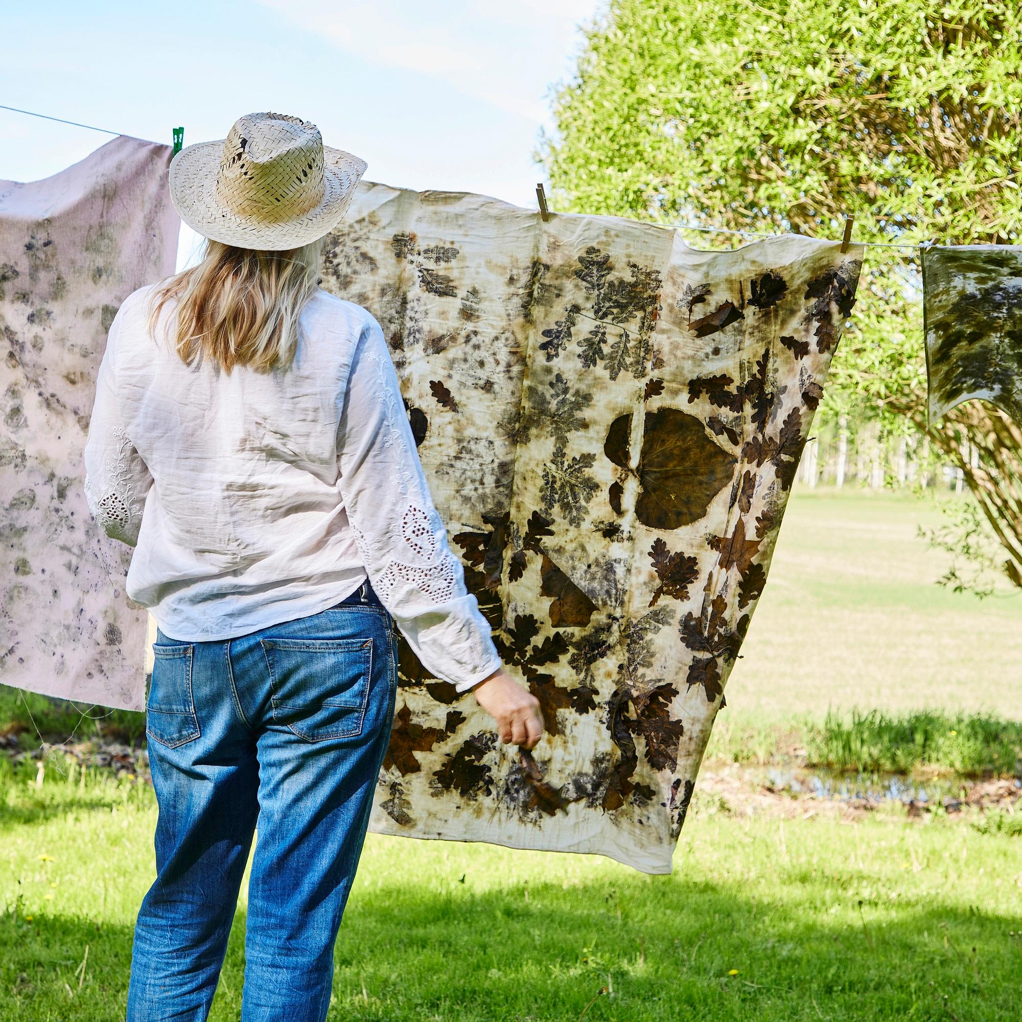 Eco-printing with plants—here’s how to decorate a bag, apron, and tablecloth with beautiful natural colors