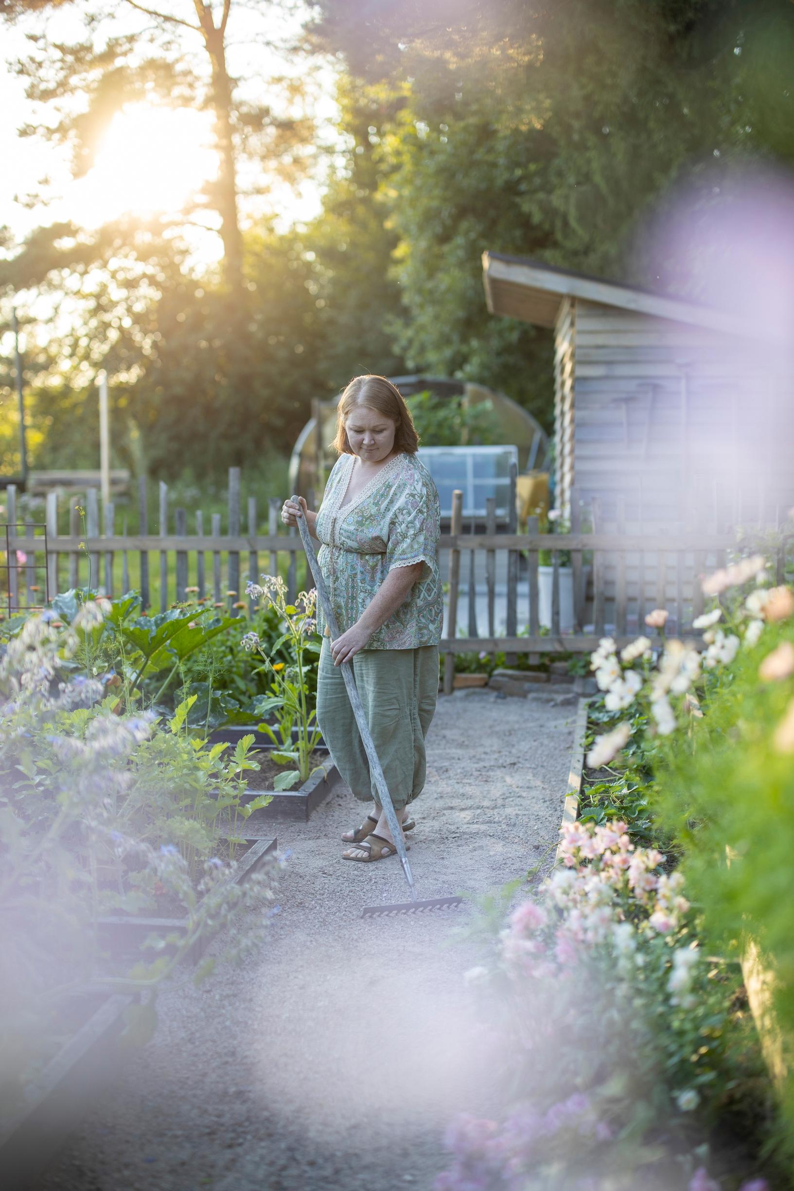 Kitchen garden: Edging around the raised beds and sand walkways creates a neat overall look.