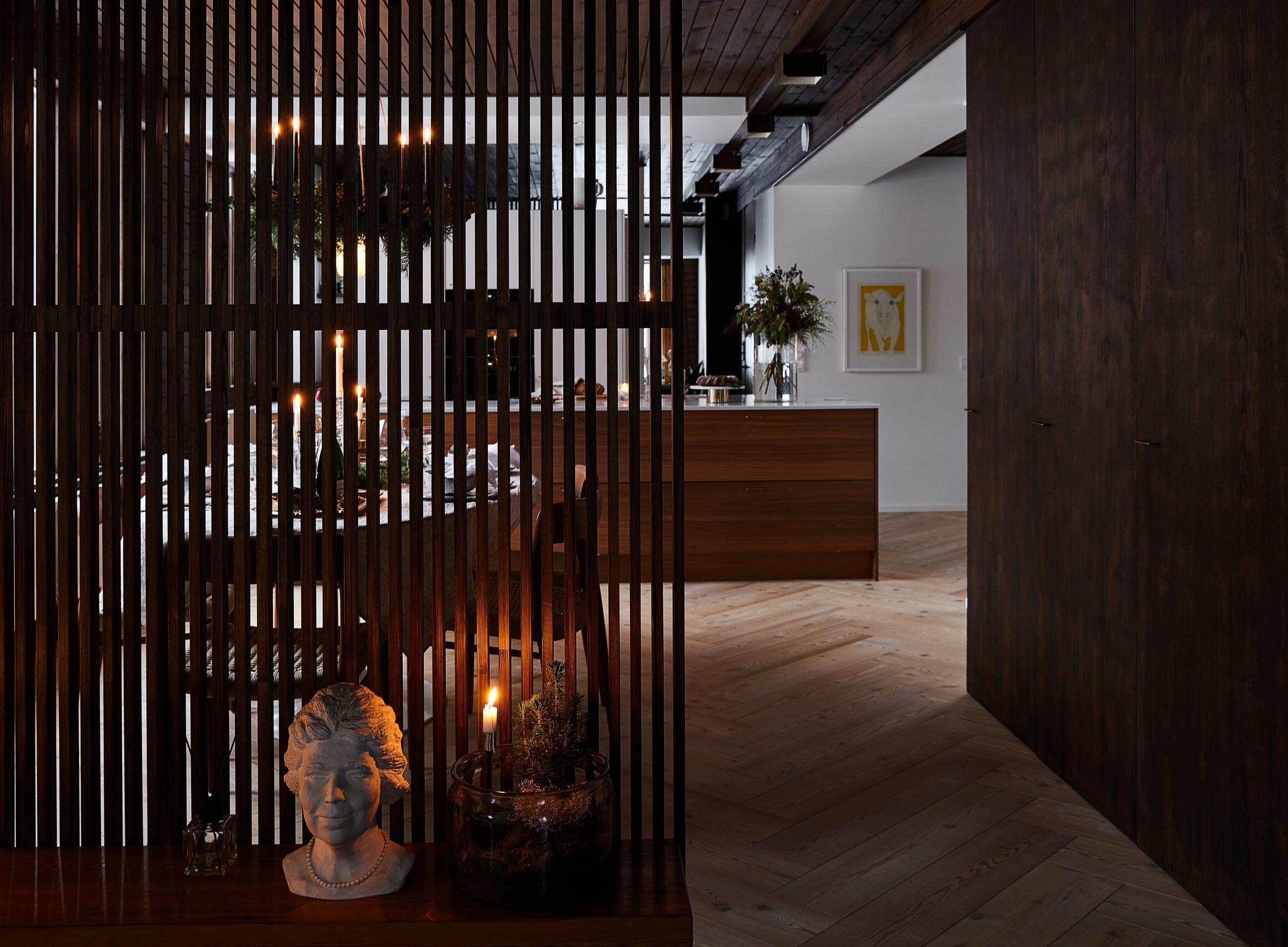 The slatted wall separates the foyer from the dining area.