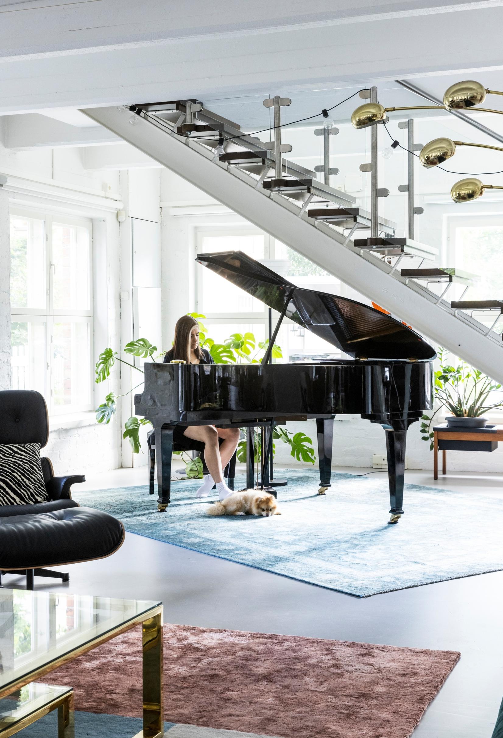 Jannika B and Tuire the dog at the grand piano