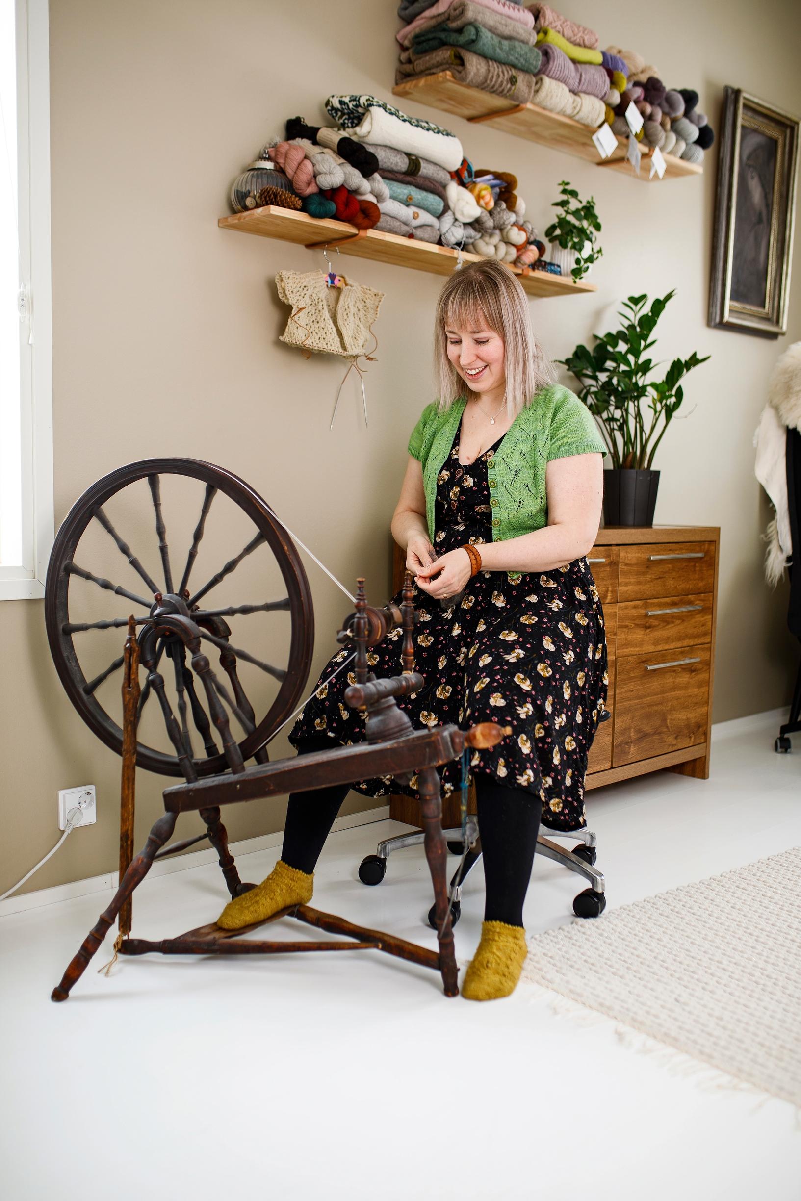 Johanna spinning yarn.