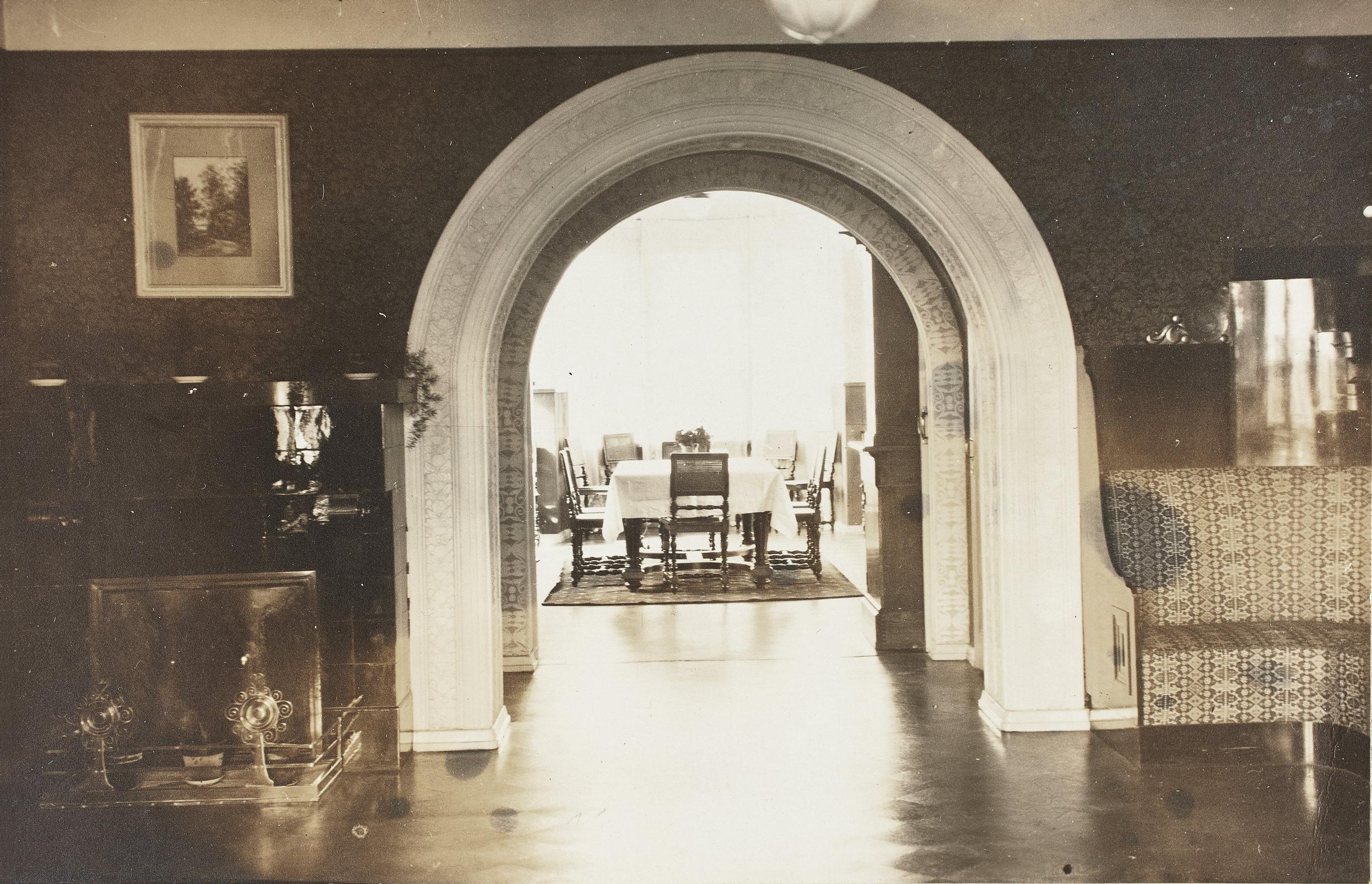 Kultaranta’s living room in 1925, view into the dining room