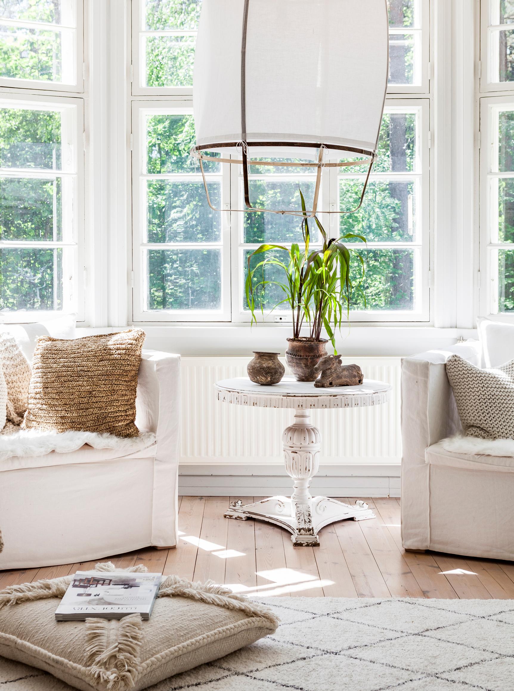 A home like a soft linen shirt: light shades and natural materials define the wooden house of Bypias founder Pia Erlund