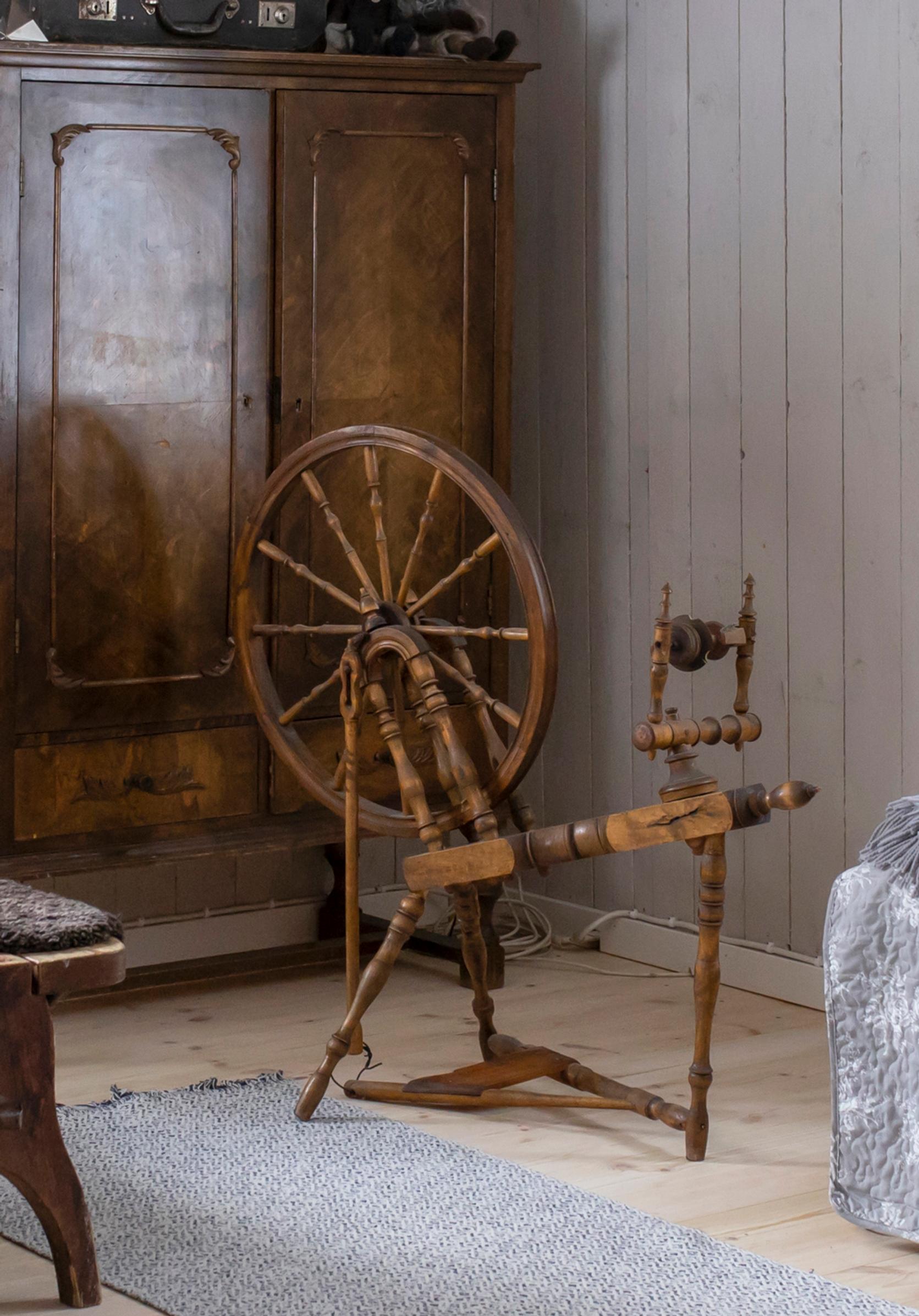 Old spinning wheel