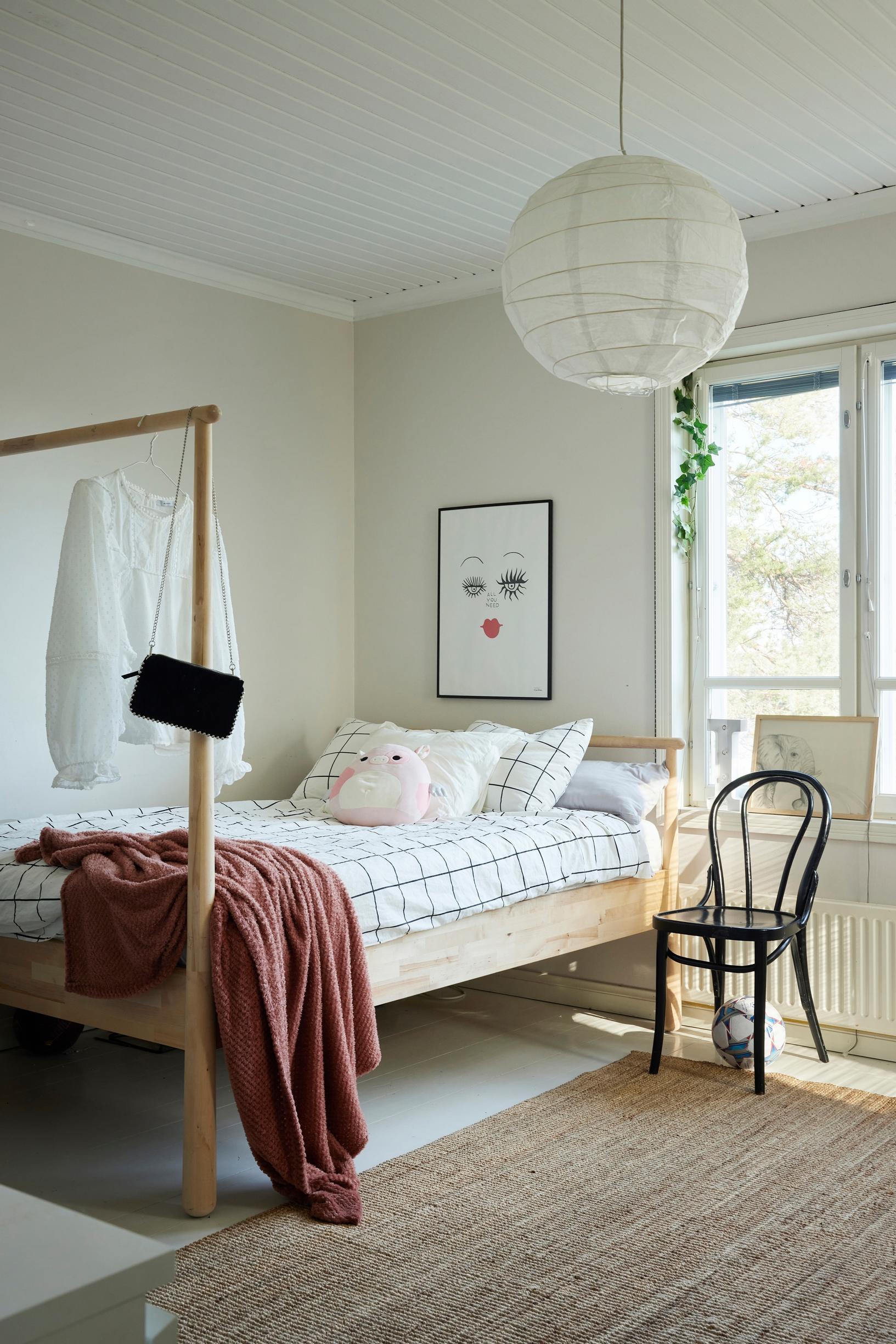 A four-poster bed in the bedroom
