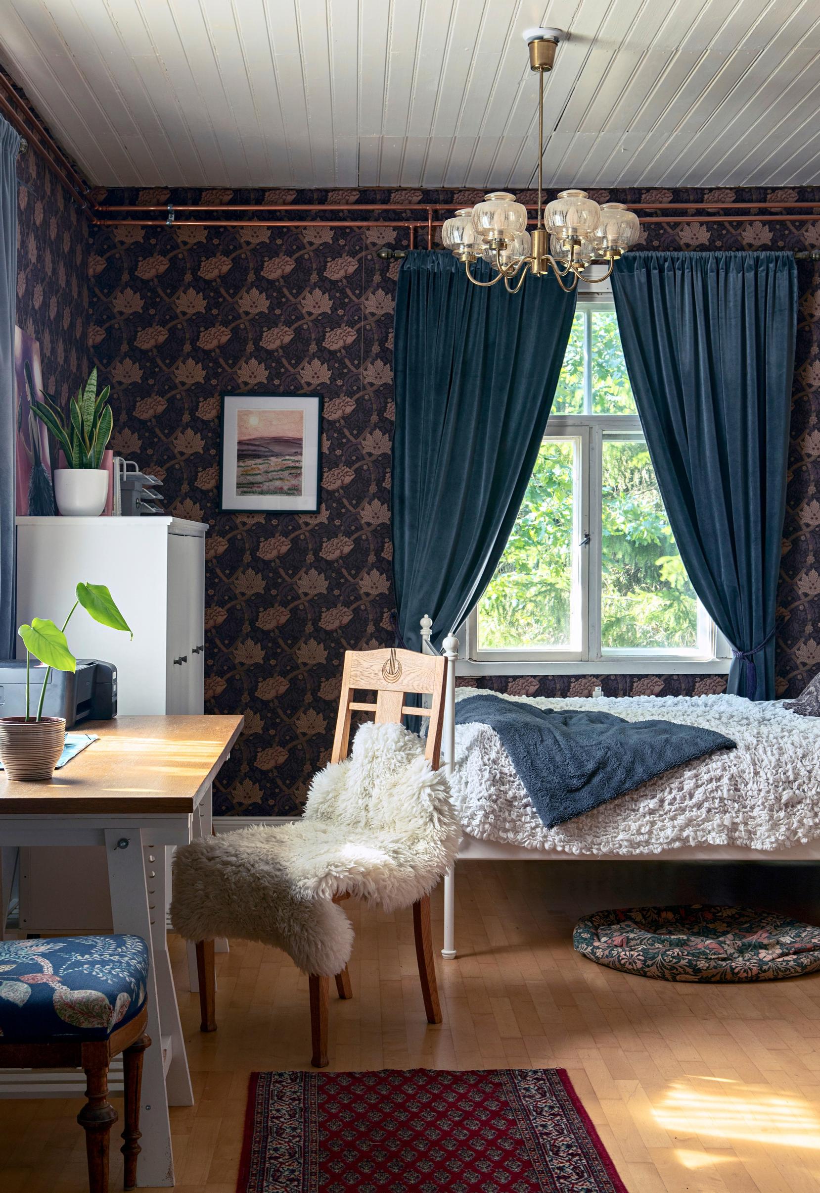 William Morris wallpaper in the bedroom