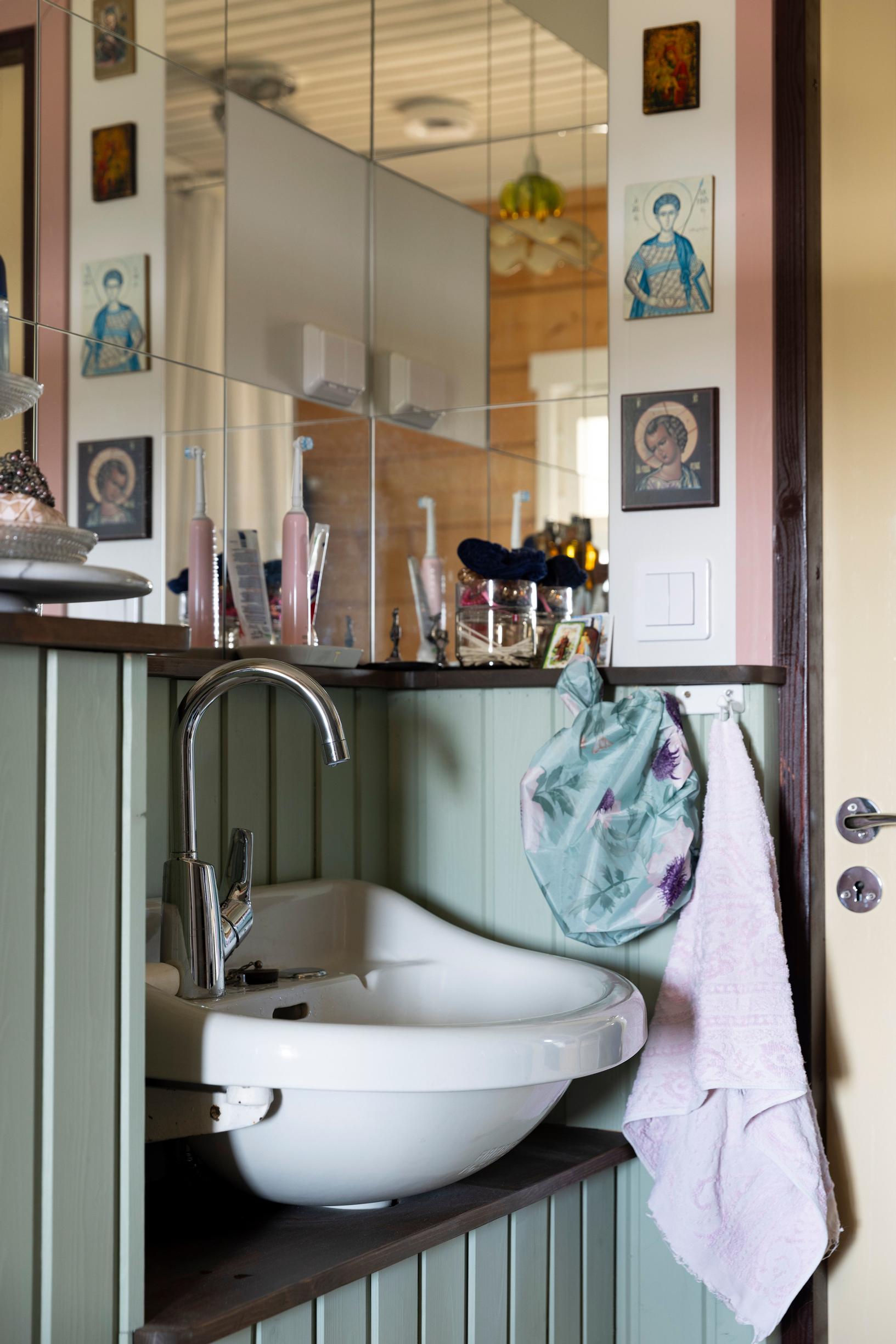 A small sink from an online flea market.