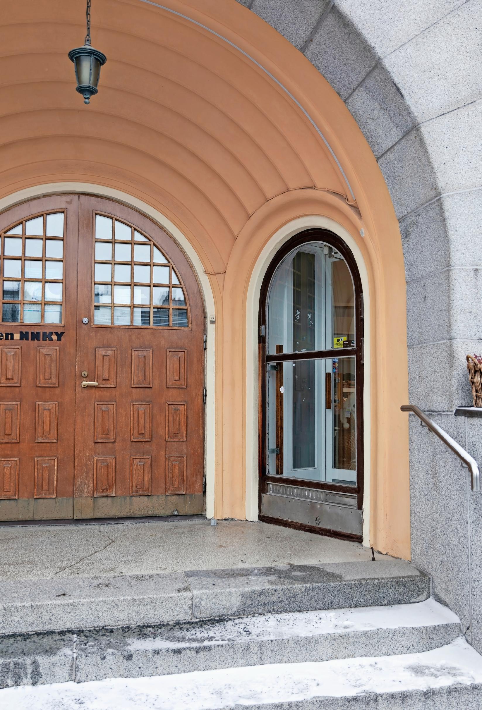 An entrance with two arched doors.