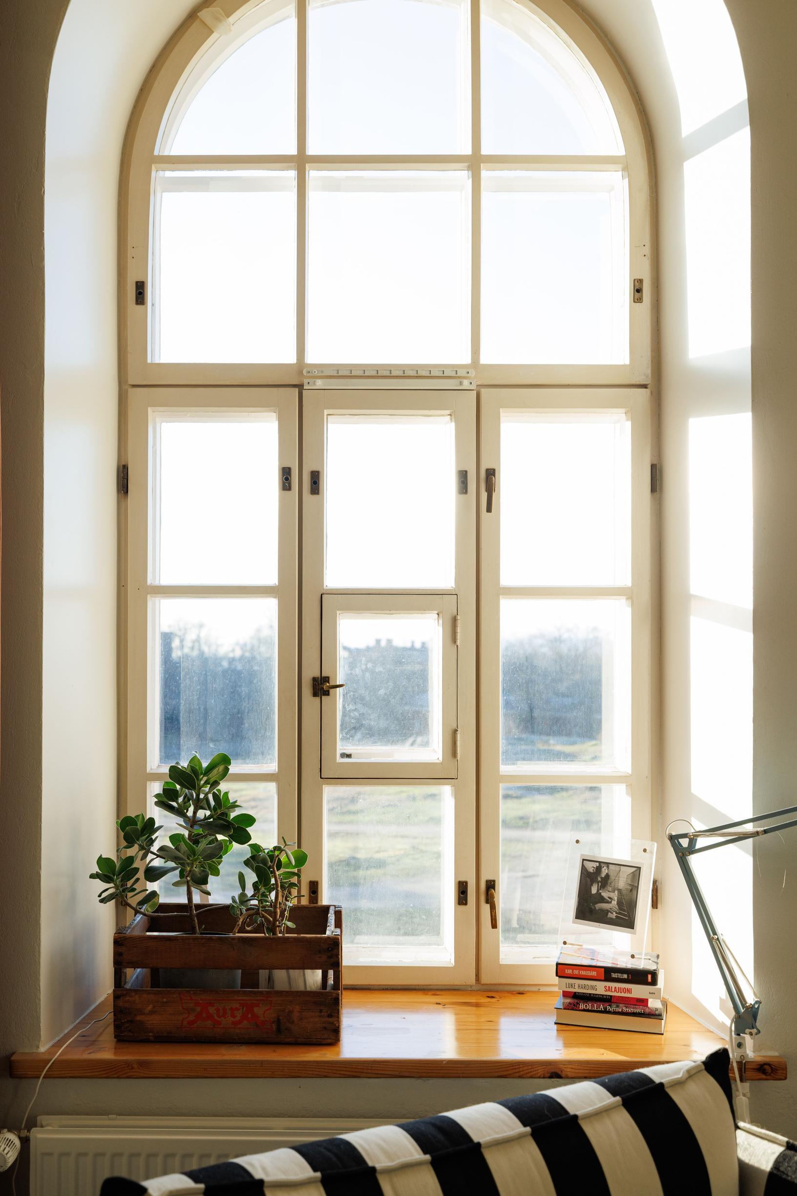an arched window in the living room