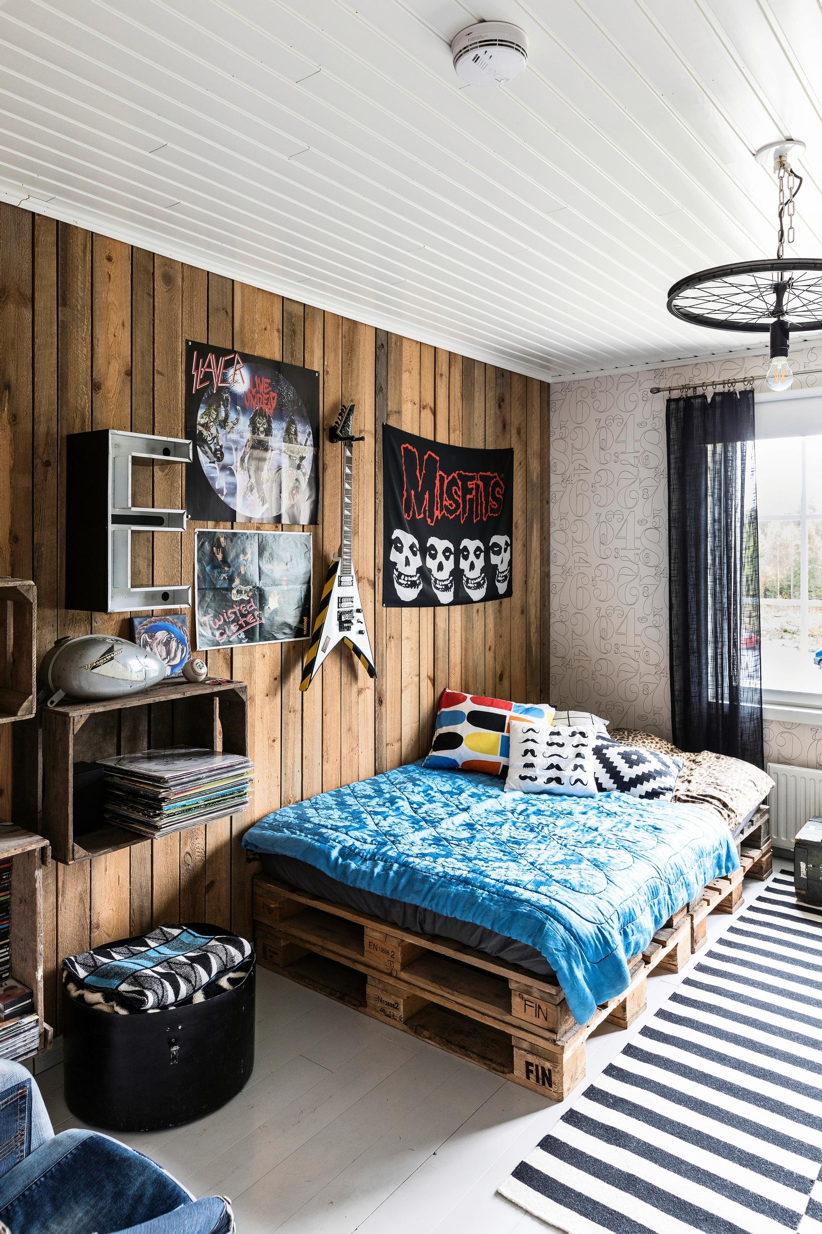 A bed made from euro pallets.