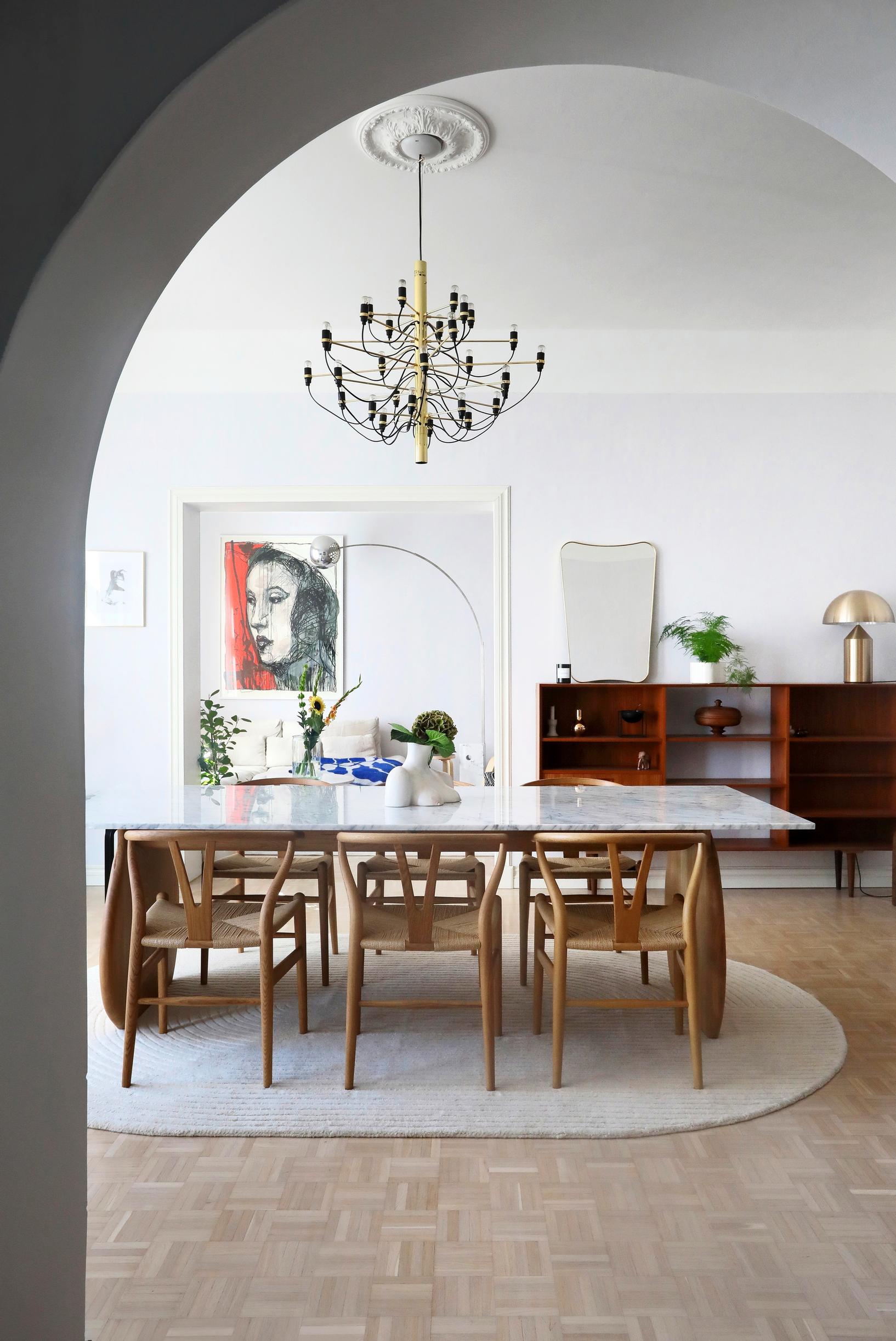Wishbone chairs around the table