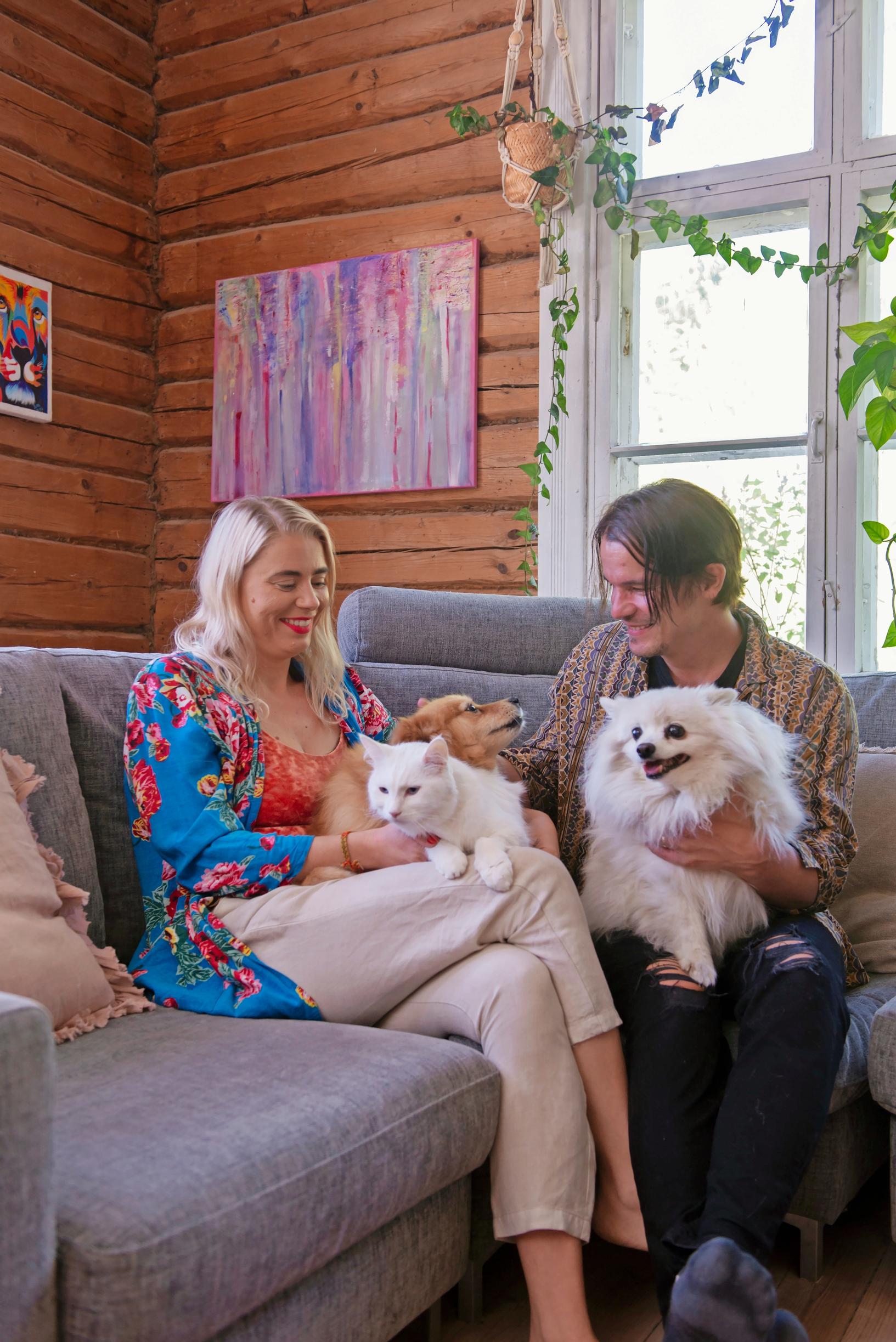 Anniina and Samuli Jokinen sitting on a sofa