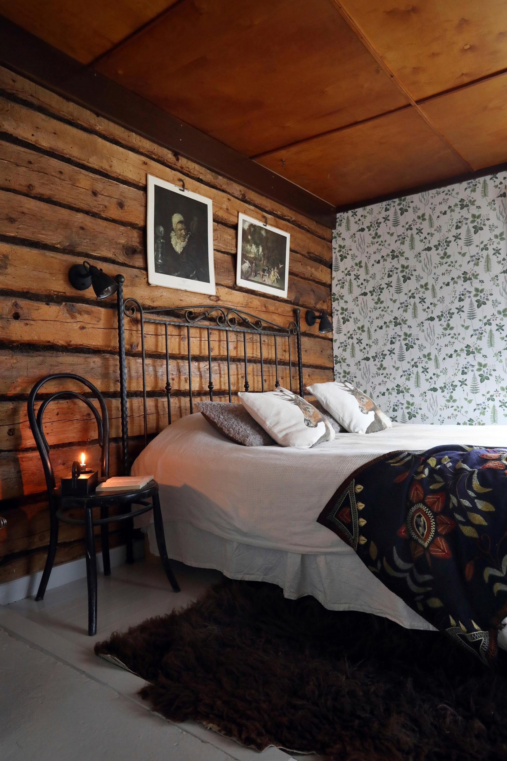 The bedroom of the Kiuru family estate with log walls.