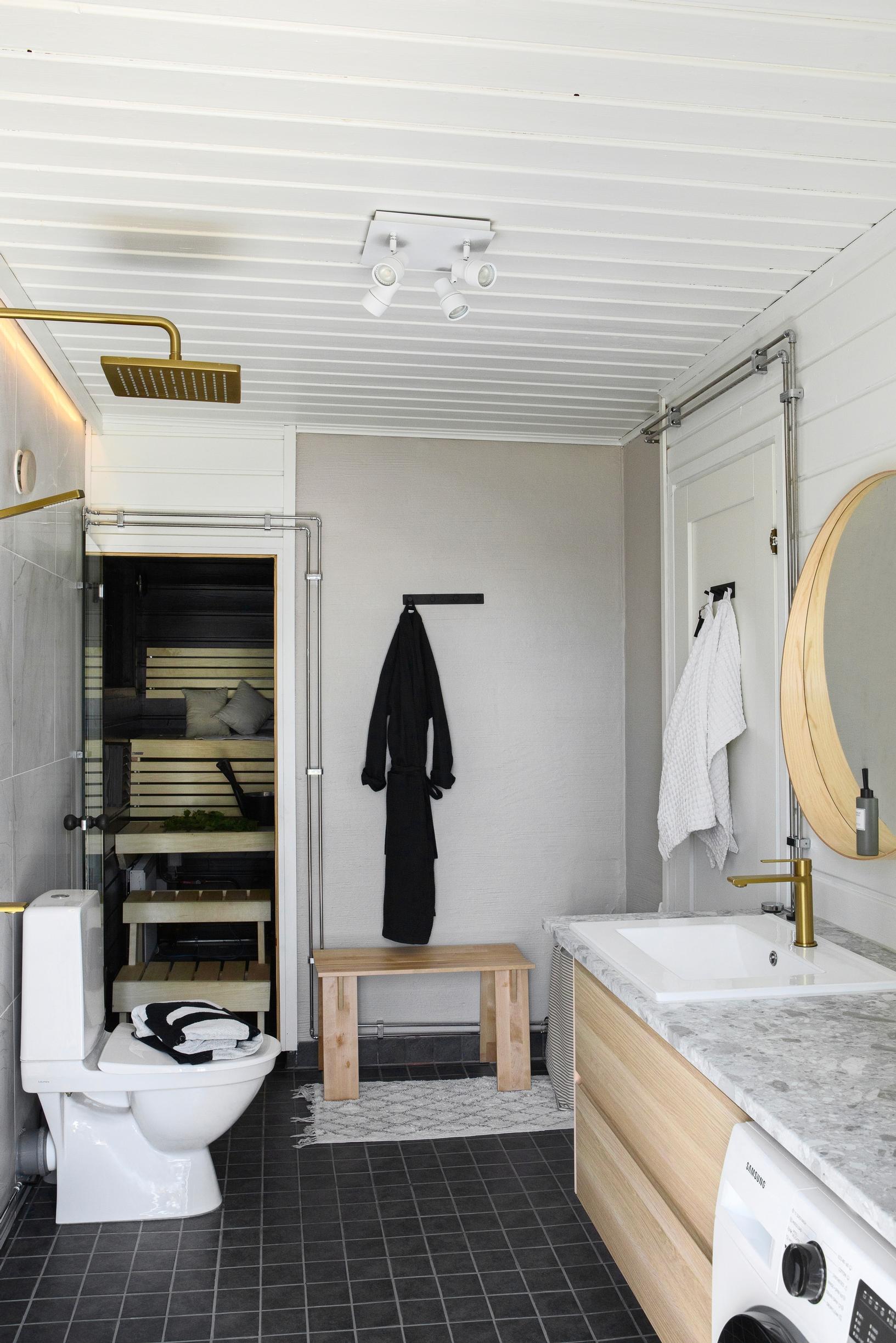 Black-and-white tiling in the wash area