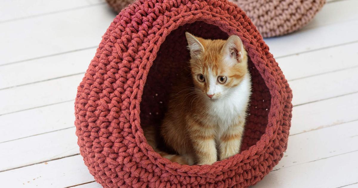 Crocheted cat cave—get the pattern! | Kotona Living