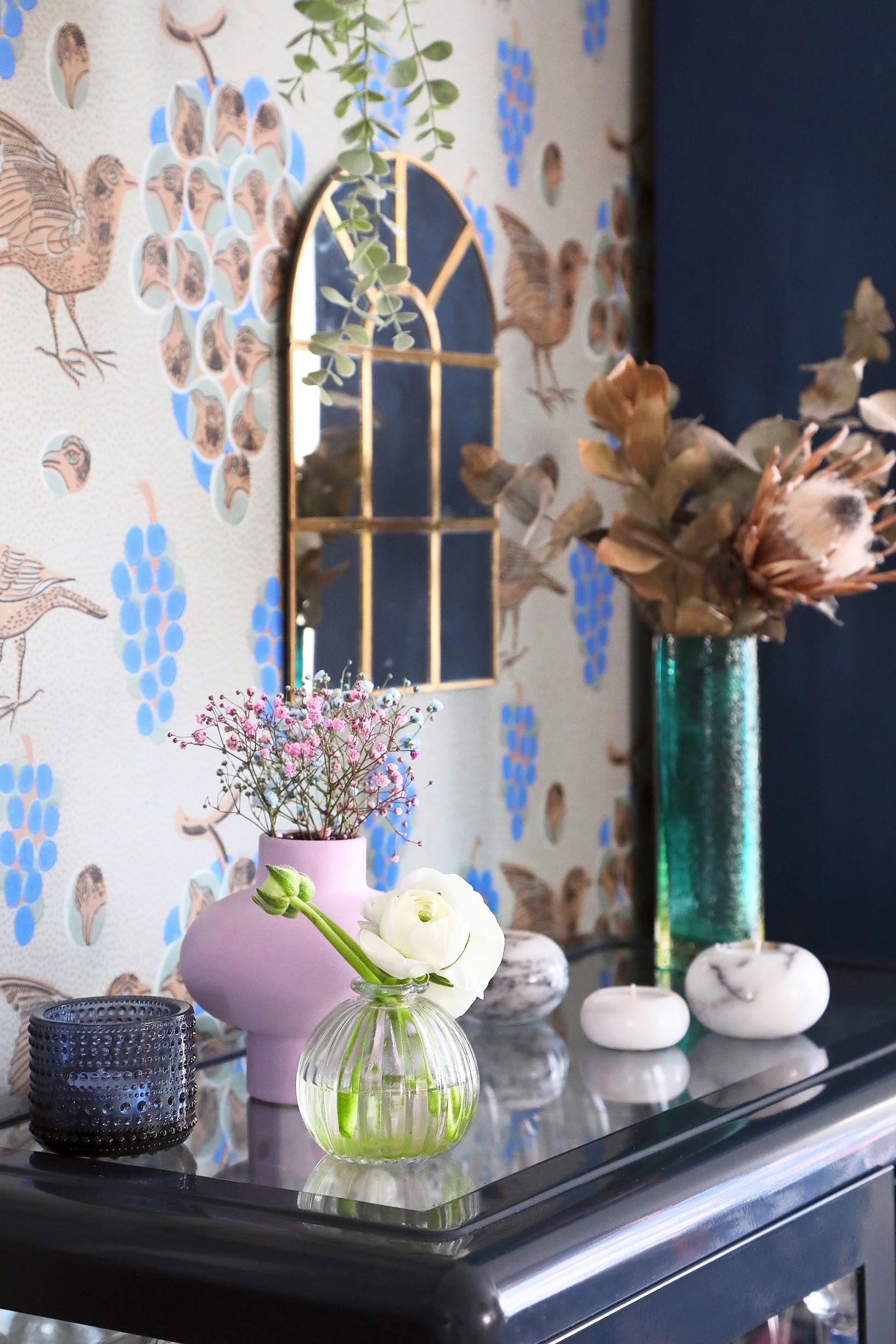 An arched mirror sits above the piano.