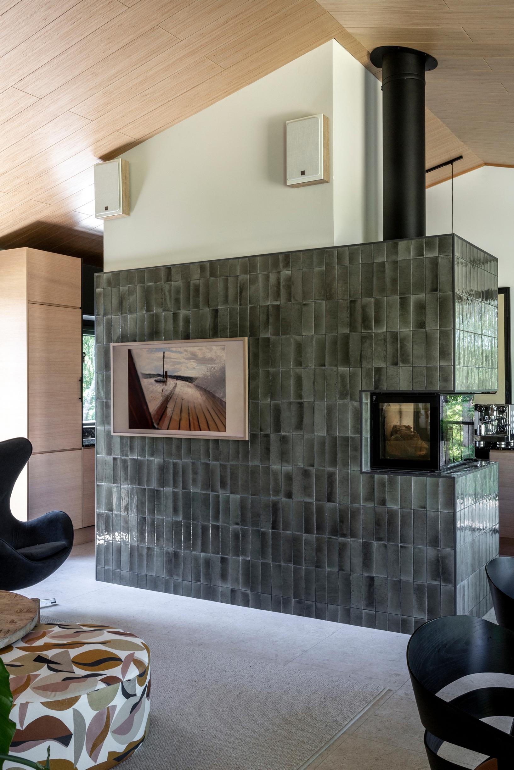 Green fireplace designed by Aino.