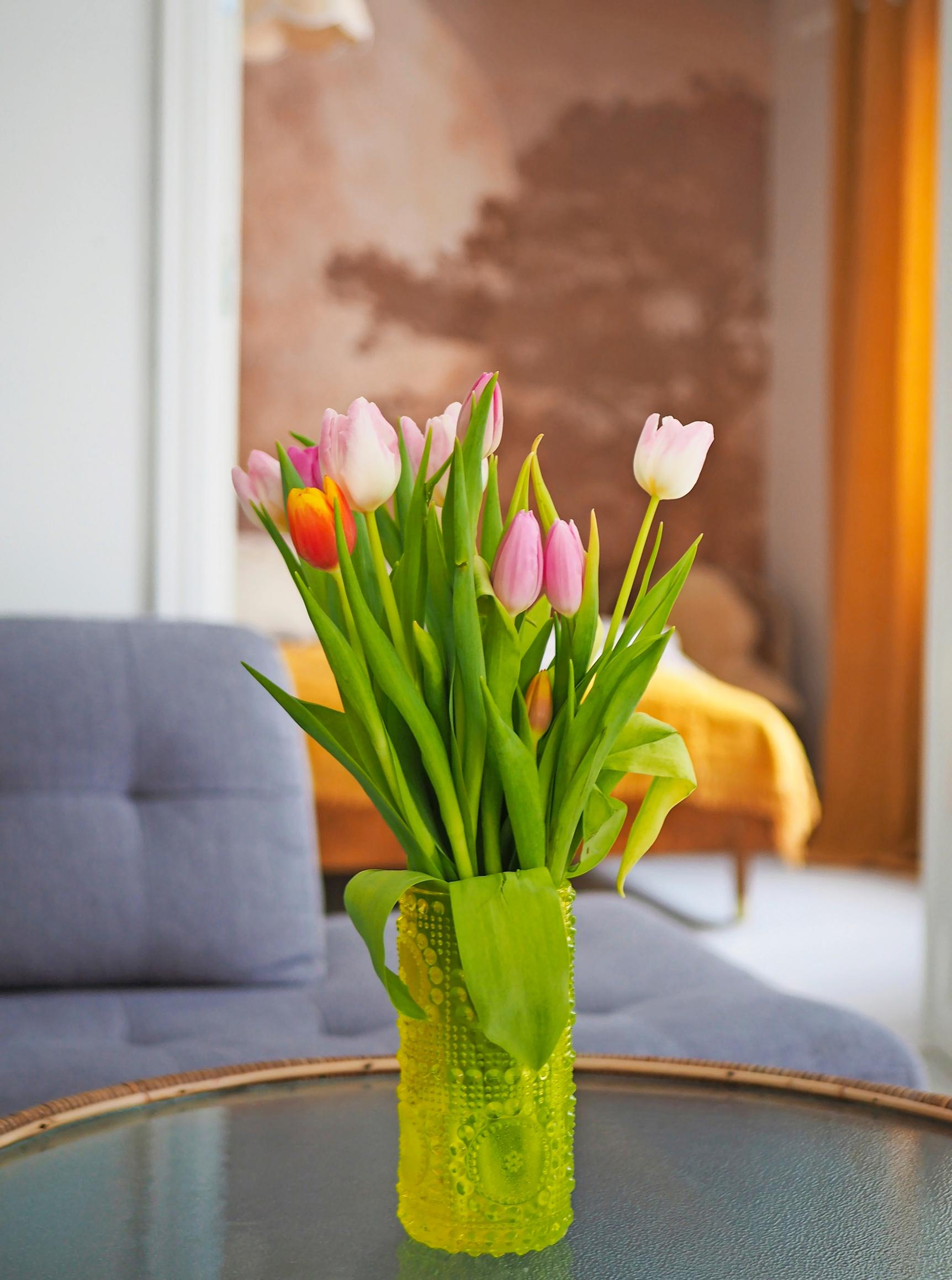 Grapponia vase on a table