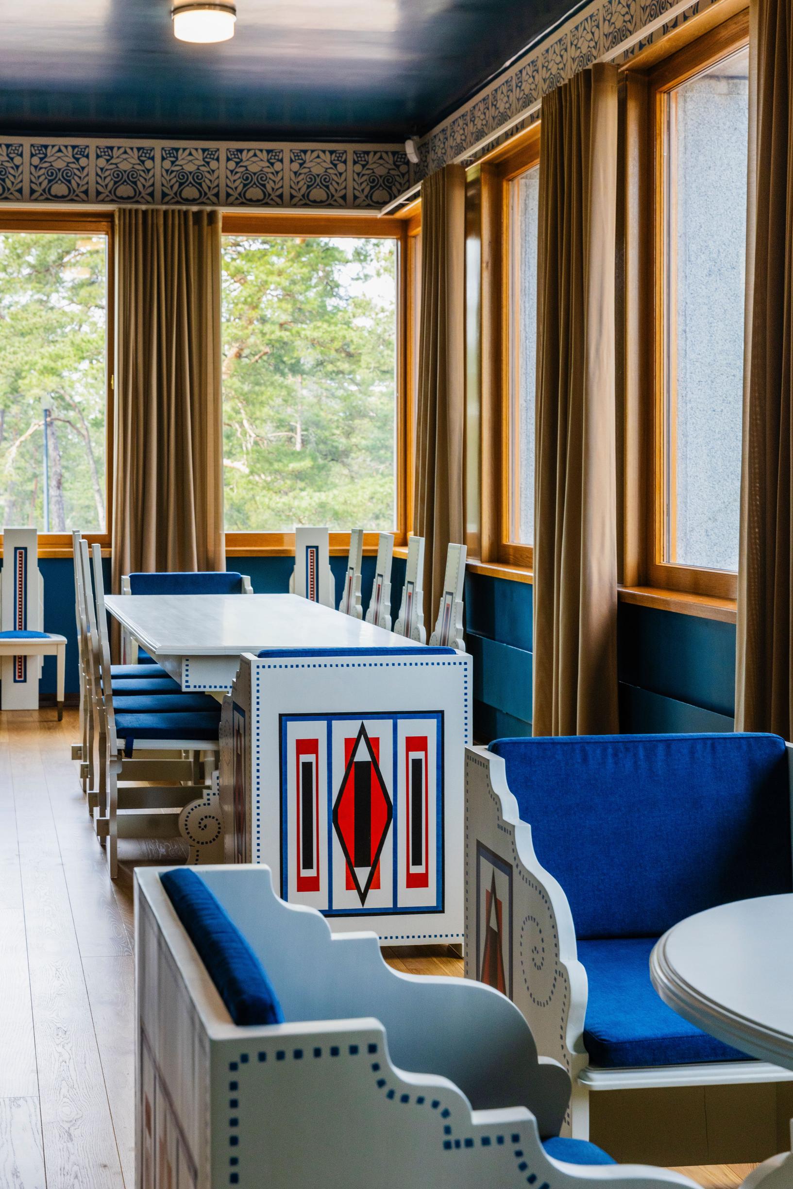 Kultaranta’s glassed-in veranda with white wooden furniture