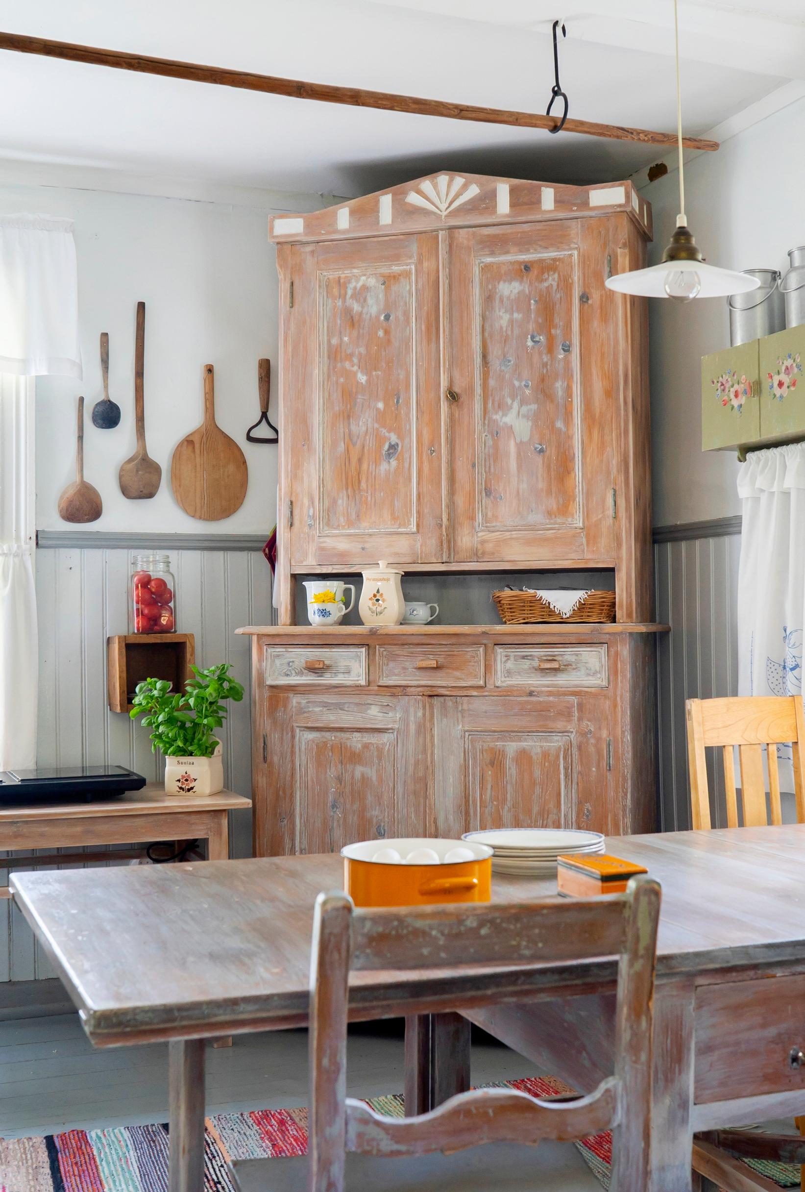 Better than ever! Restore your furniture the DIY way—check out tips that even beginners can follow