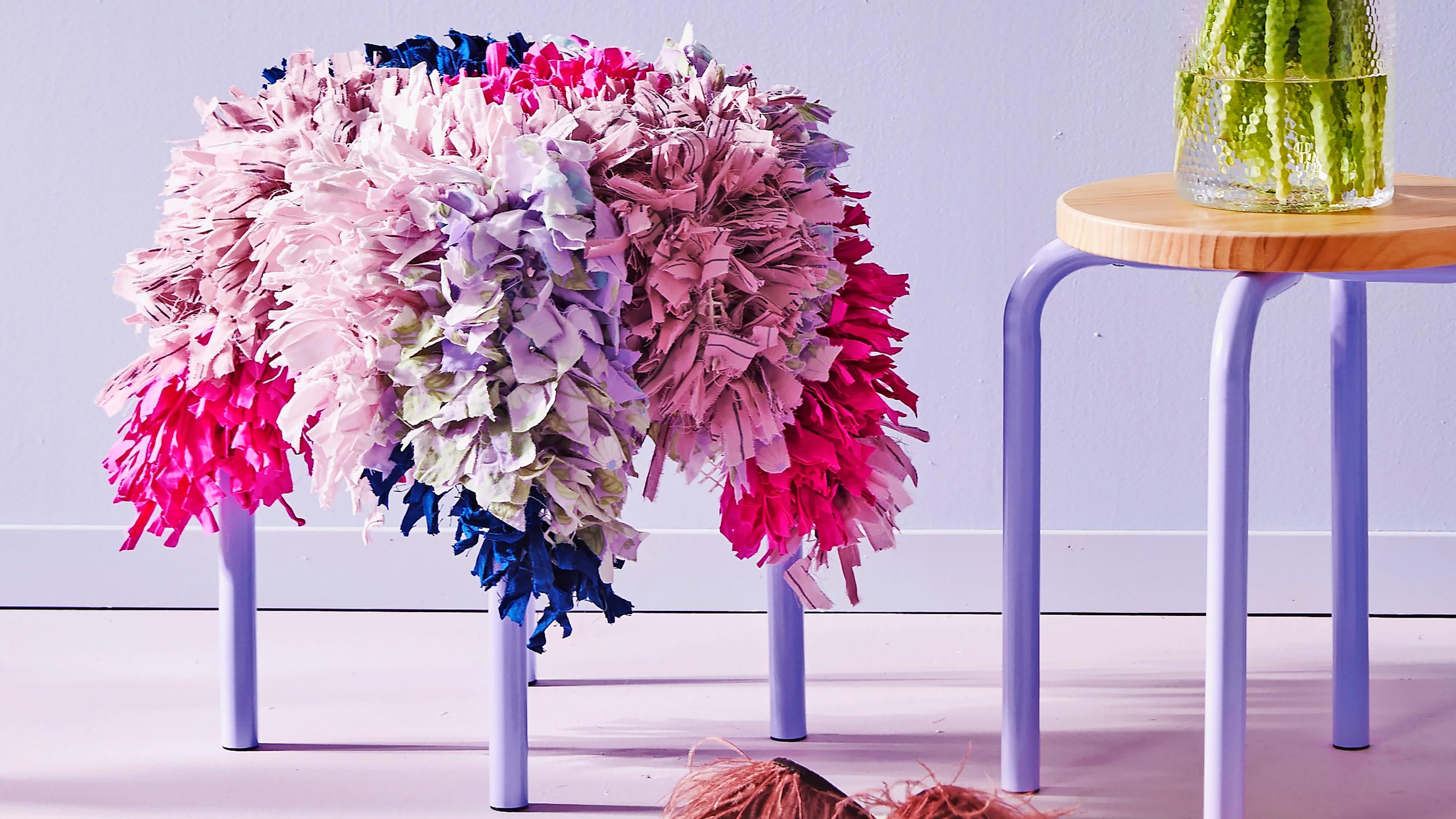 Colorful tassel rug: turn old sheets into a versatile piece of decor
