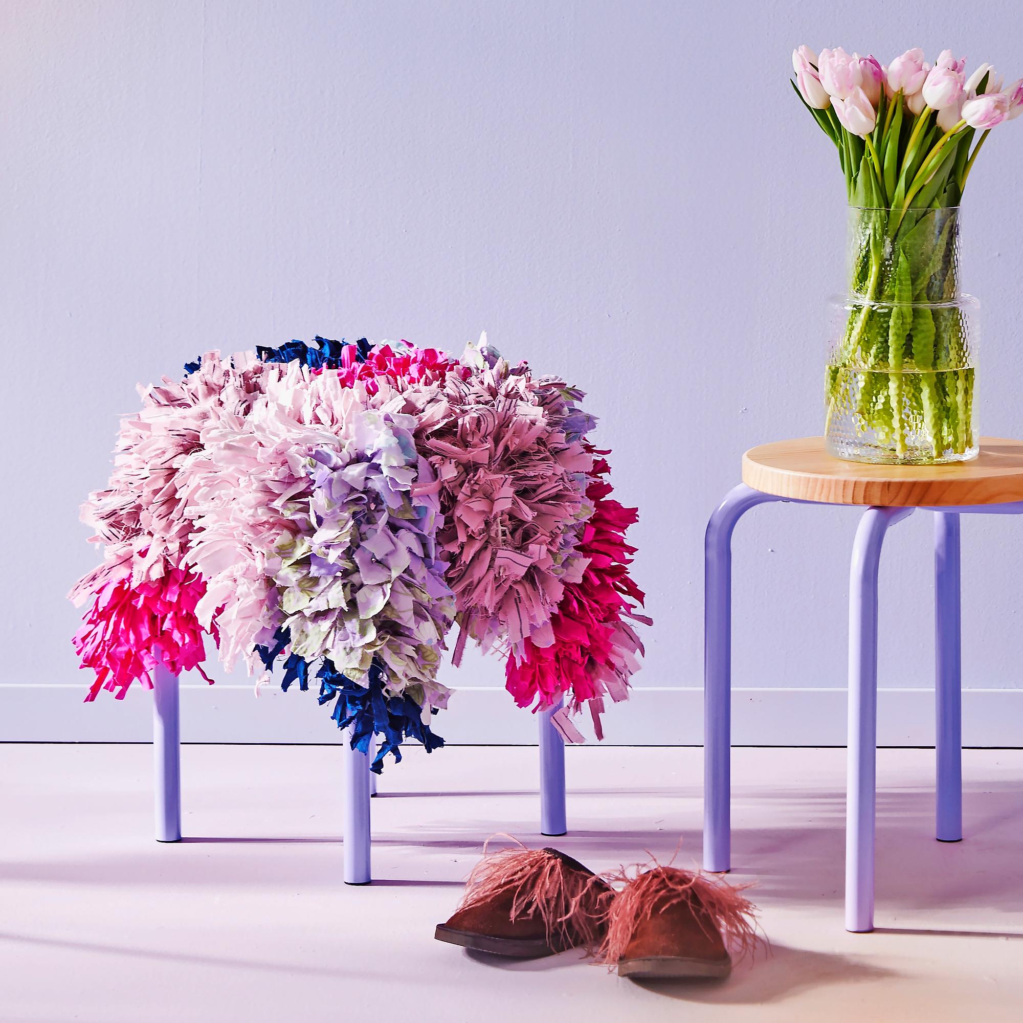 Colorful tassel rug: turn old sheets into a versatile piece of decor