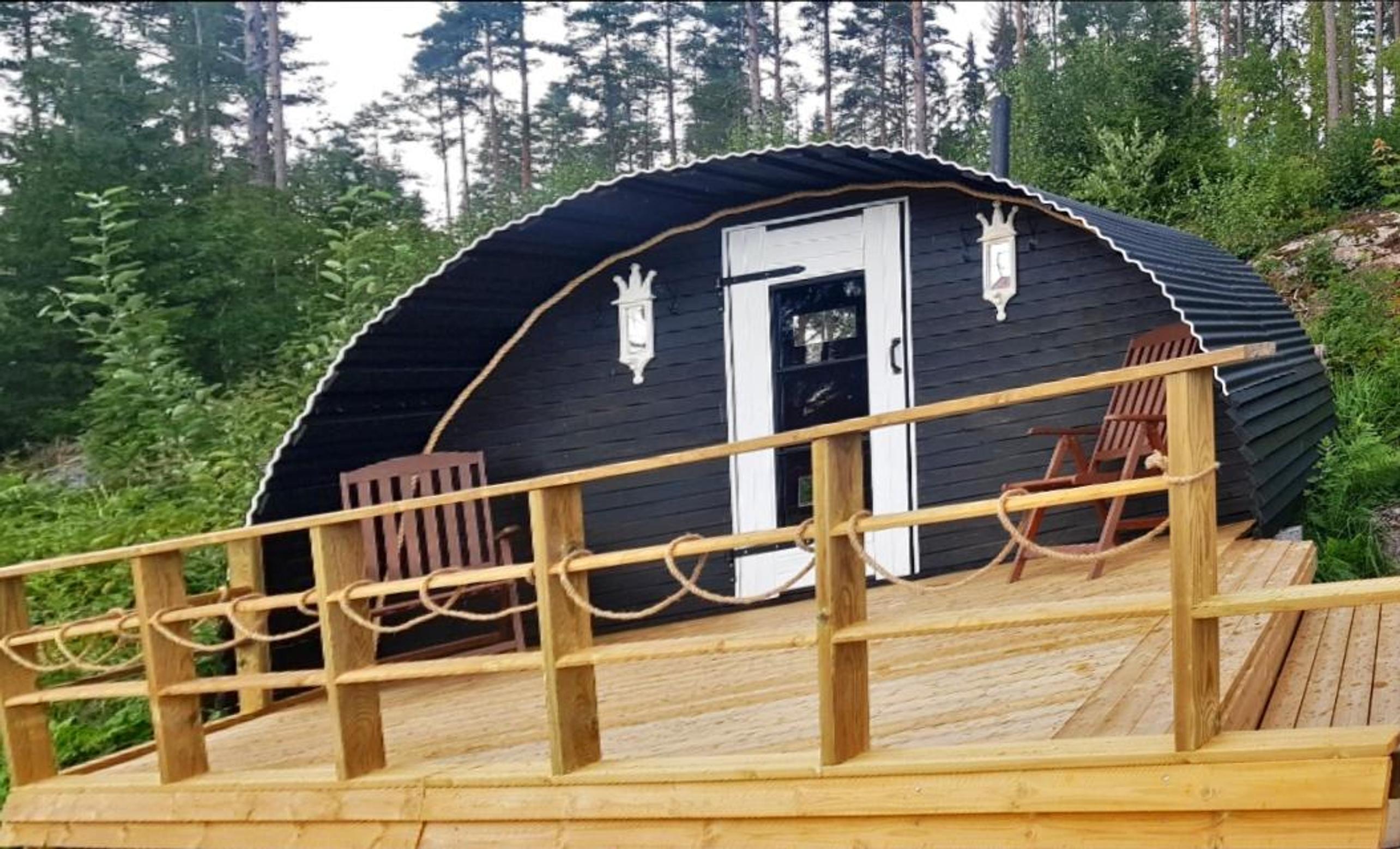 Steam in a trampoline! Tuija made a curved backyard sauna from an old trampoline and scrap wood