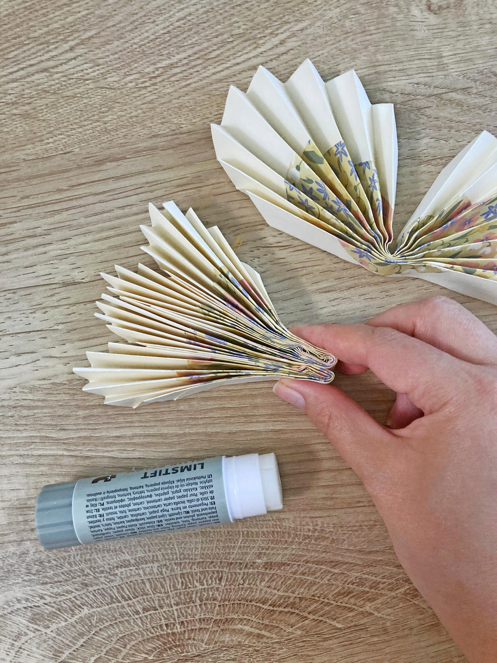 Step-by-step image of folding the fan.