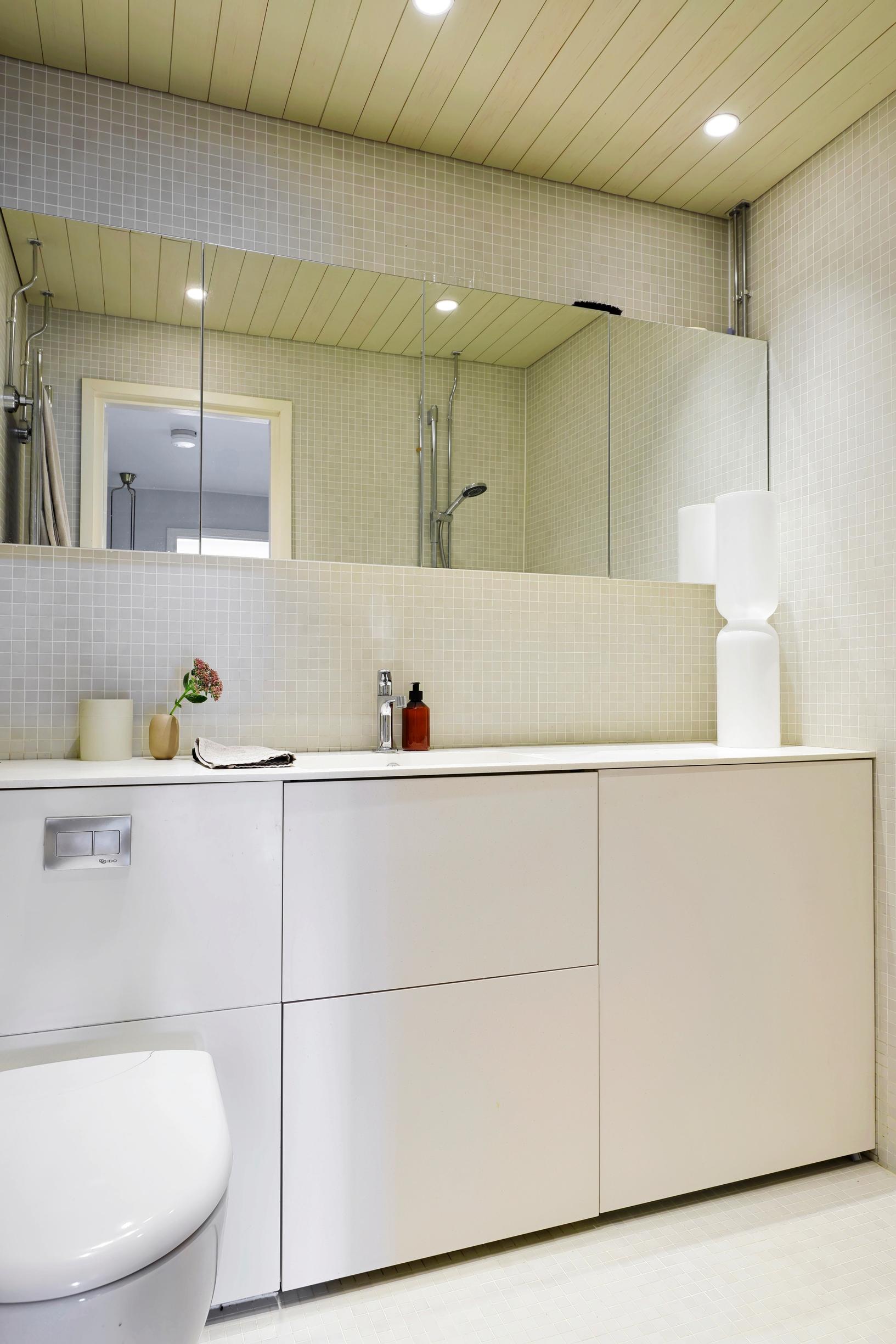 A full-width mirror cabinet and a vanity made of moisture-resistant Durat