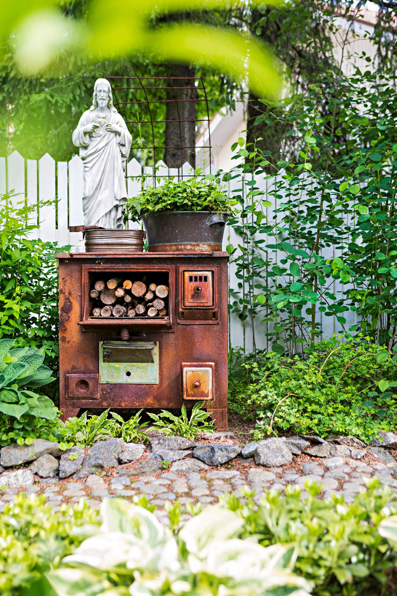 recycled garden decorations