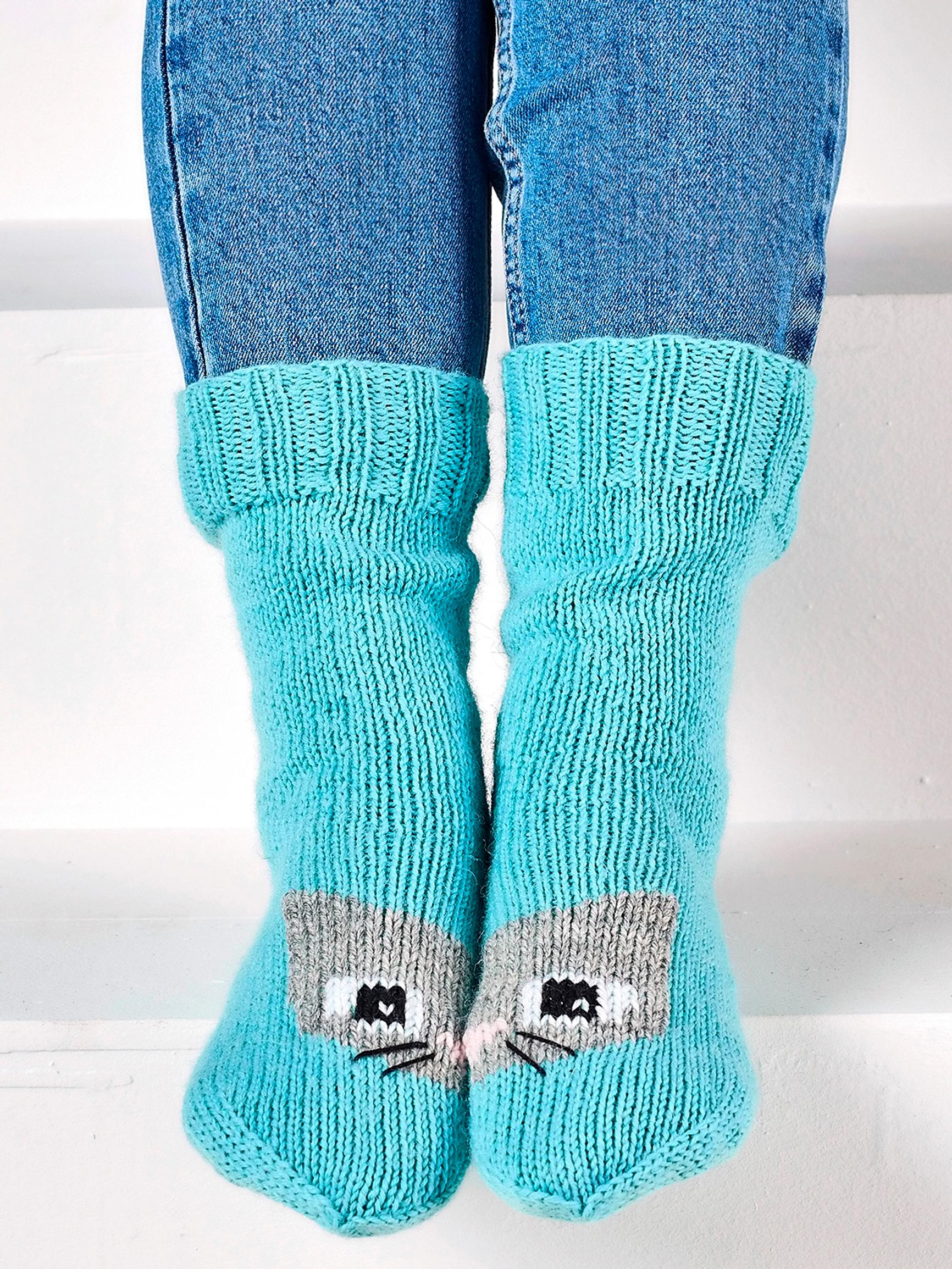 Cats love warmth! Knit super cute cat socks for lounging at home
