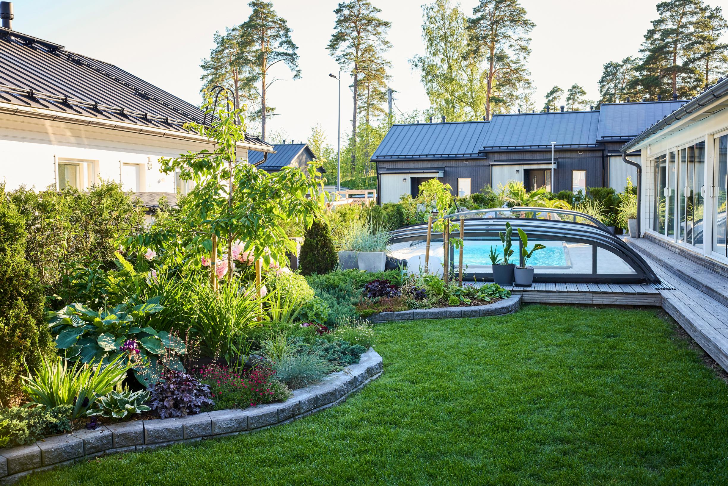500-square-meter yard, swimming pool